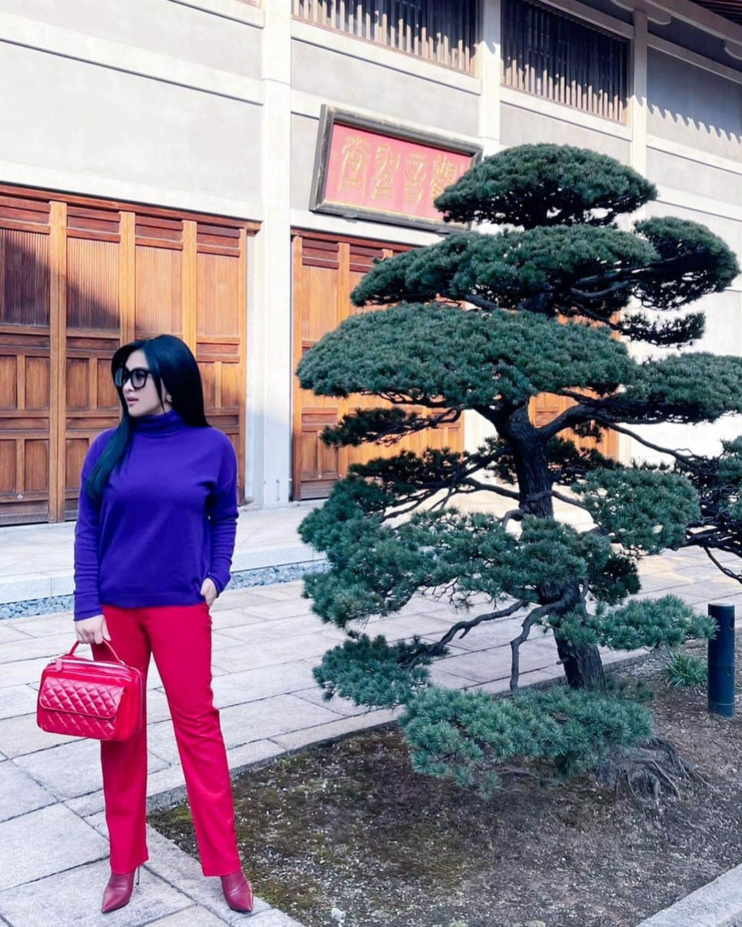 Syahriniのインスタグラム：「• Ohayo Tokyo, Salaam Jummah Mubarak !  ________________ 𝓢𝓨𝓡 ________________  #PrincesSyahrini #Winter_February2021 #Tokyo_Japan」