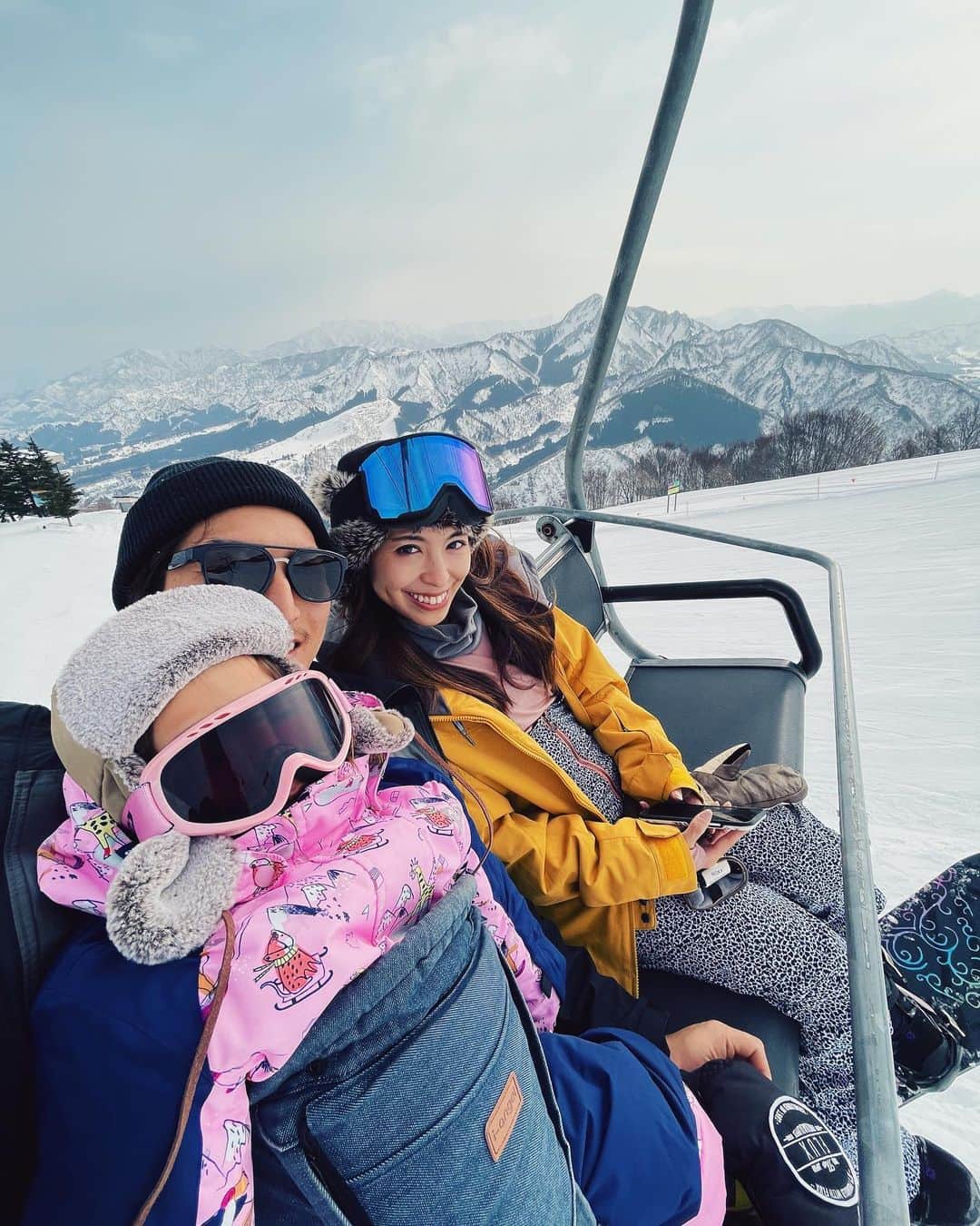 高橋菜摘のインスタグラム：「. 雪が大好きな娘ちゃん。 関越トンネル出た瞬間いつもユキー❄️💕って嬉しそうな声。ゴーグルがズレて面白い感じになっちゃってるけどね👧🏼笑 . 最近の息子はリフト降りた瞬間大学生のお友達(?)見つけて、一緒に滑ってきていい？と別行動で写真に居ないのです。 成長って嬉しい切ないの連続だ〜 #海と山の生活 . . . w/ @isao_seki  @ishiuchimaruyama  @montblanc_ishiuchi  @allianjapan @flux_japan @roxyjapan @smithopticsjp  #スノーボード #スノボ #スノーボードウェア  #スノーボード女子 #スノーボードキッズ #キッズ　 #キッズスノーボーダー #ママボーダー #男の子ママ #roxy #quicksilver #japan #snow #roxyjapan  #snowboarding #snowlife #boy #snowboard」