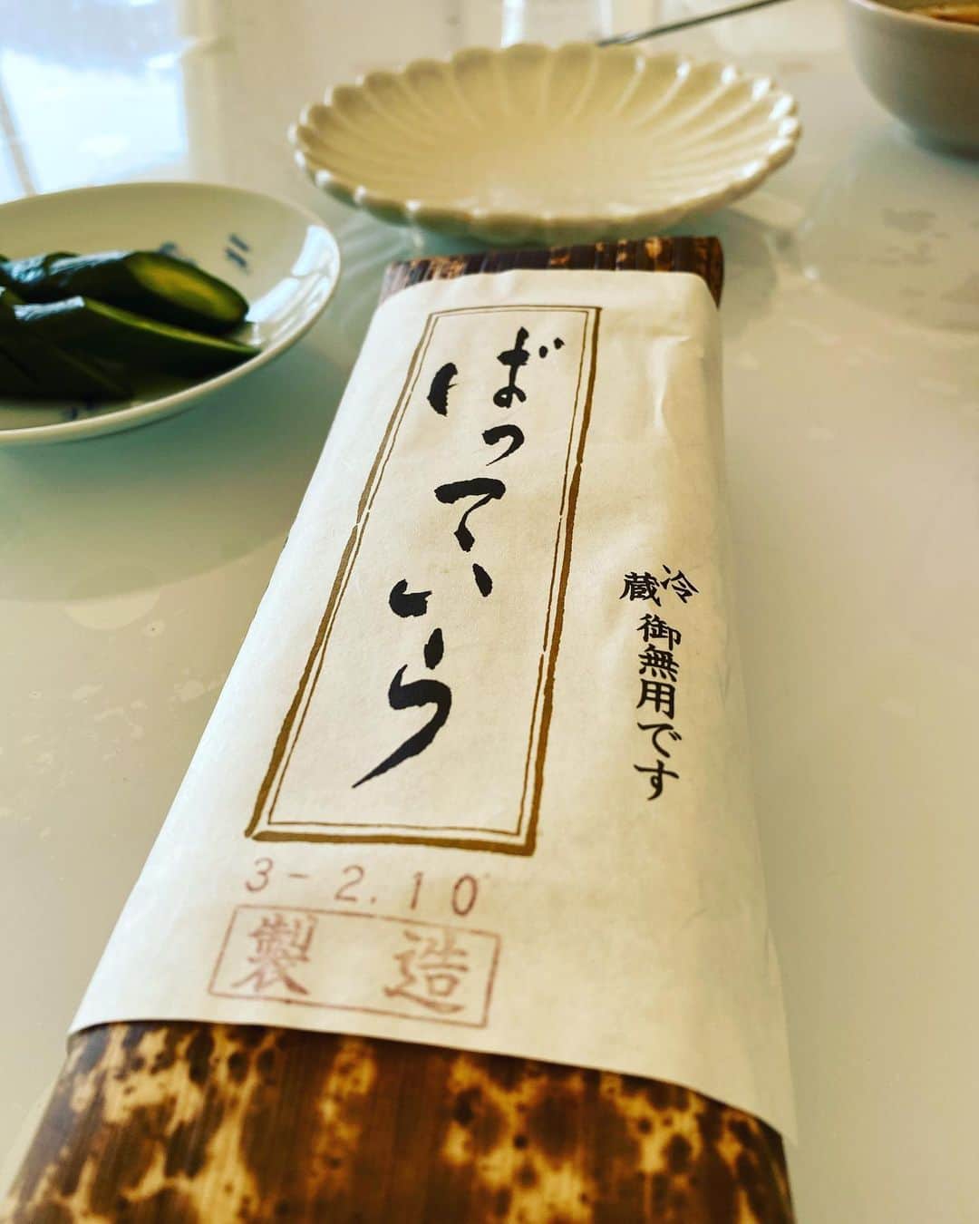 のインスタグラム：「今日のランチはパパと👨 出張のお土産で#銀座大羽#きゅうりの糠漬け と#ばってら　を🍣  ばってら、というか光物が苦手な私…😅  北海道にきて、お魚が美味しくて光物も克服してきたので、レッツトライ。  美味しかった♡ 一人で半分くらい食べました😚  また、おやつに残り食べよっと🕺🏻  #ランチ#おうちランチ#ばっていら#銀座#久しく行ってない」