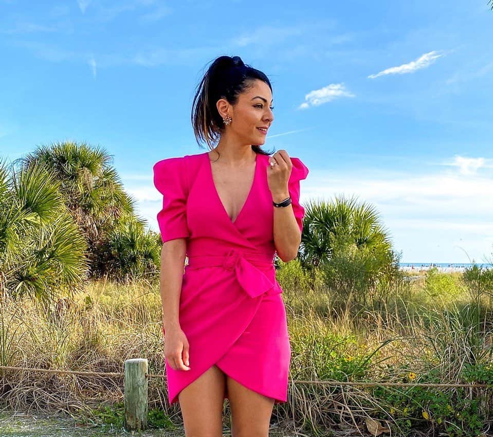 ブラックハローのインスタグラム：「All things pink // One of our favorite muses, @itslauranava is Valentine's Day ready in our Maricopa Dress // #BHMUSE」