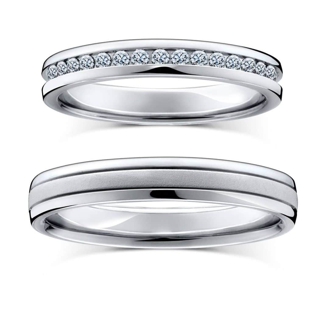 ラザール ダイヤモンド ブティック公式 | 婚約・結婚指輪さんのインスタグラム写真 - (ラザール ダイヤモンド ブティック公式 | 婚約・結婚指輪Instagram)「近年、バレンタインデーにチョコレートを贈るイベントは、“意中の男性へ”から“自分へのごほうび”へと移行していると言う。けれど、占いにおいて2021年は、これまで以上にコミュニケーションやつながりを重んじることが大切で、そこから多くのギフトがもたされるような暗示。「ありがとう」の感謝を込めて、愛する彼にチョコレートを贈りたいもの。  「ハイライン」は、15個のメレダイヤを規則的にラインナップしたマリッジリング。表面に凸凹がないレール留めゆえ、引っかかりがないのでストレスフリーで身につけられる。その上、繊細なメレダイヤの美しさも際立つといいことづくめ。  感謝の言葉とチョコレートで、愛を加速させたい。マリッジリングという人生最大のギフトが待っている。  プロフィールのリンクからHPをご覧いただけます。﻿ →@lazarediamond_boutique  #結婚指輪 #婚約指輪 #マリッジリング #ブライダルジュエリー #エタニティリング #エンゲージリング #marriagering #bridaljewelry #engagementring #結婚指輪選び #婚約指輪選び #結婚指輪探し #婚約指輪探し #lazarediamond #ラザールダイヤモンド #プレ花嫁 #プレ花嫁さんと繋がりたい #結婚式準備 #花嫁 #結婚準備 #プロポーズ #ダイヤモンド #花嫁準備 #2021春婚 #2021夏婚 #バレンタイン #バレンタインデー #バレンタインプレゼント #バレンタインチョコ」2月12日 12時00分 - lazarediamond_boutique