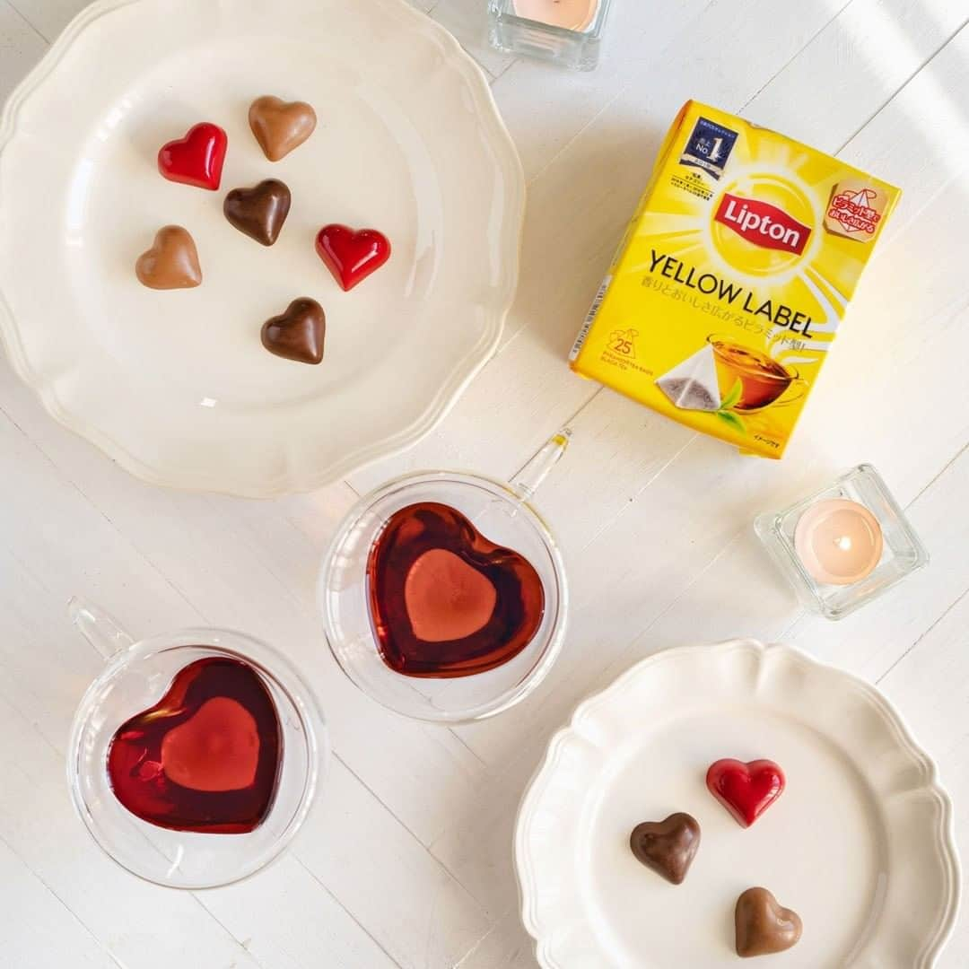 リプトンのインスタグラム：「今週末はバレンタイン💛 チョコレートやスイーツとともにリプトンのイエローラベルはいかが？ 大切な人たちとの特別なひとときに、スイーツと温かい紅茶があれば心もほっこり！ みんなはバレンタインをどう過ごすのかな？ コメントで教えてね♪↓ #リプトン #Lipton #リプトンイエローラベル #イエローラベル #バレンタイン #バレンタイン2021 #バレンタインチョコ #バレンタインデー #癒し ＃リラックス #おうちカフェ #おうち時間 #リプトンでつながる」