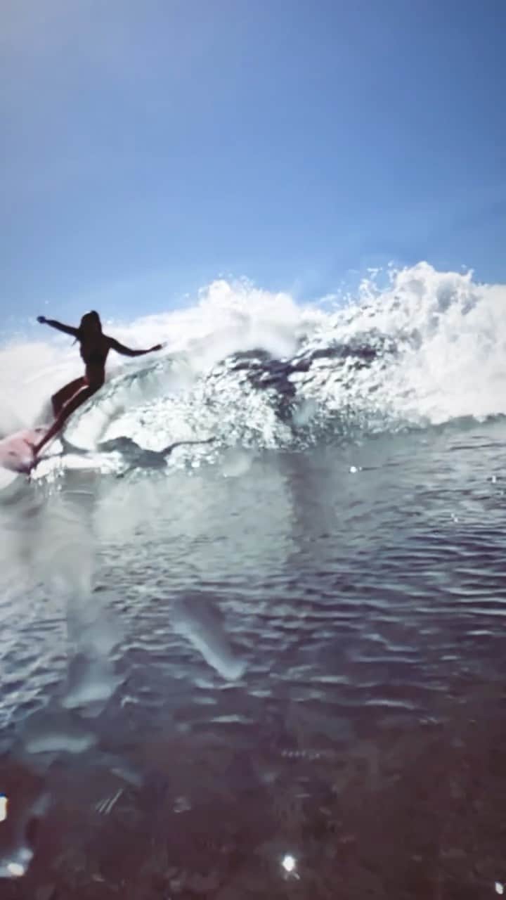 アリッサ ウーテンのインスタグラム：「Had so much fun surfing one of my favorite spots!  Thanks today to my girls @haakeaulana for the 🎥 and @alessaquizon 💕 @justicesurfboard @tim」