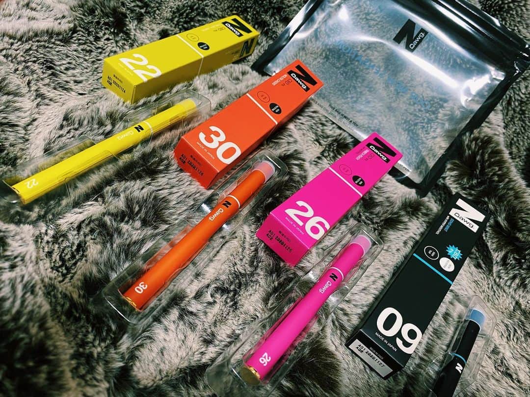 藤田早希のインスタグラム：「この前載せたDawg.のCBD VAPEの NYLONコラボの可愛い4色届いたよーん❤️ カラフルなのめっちゃ可愛い！. . . .  #dawg #dawg_cbd #cbdvape #vape #電子タバコ #pr . . . .」