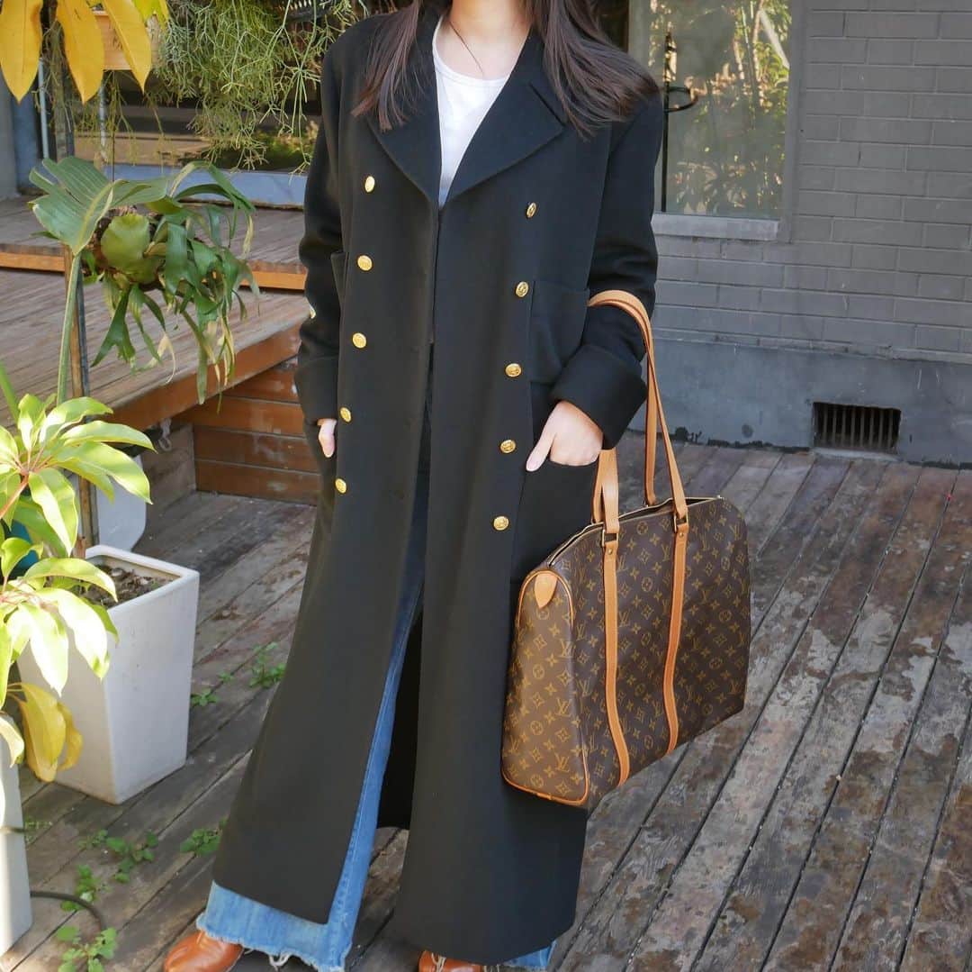 Vintage Brand Boutique AMOREさんのインスタグラム写真 - (Vintage Brand Boutique AMOREInstagram)「JACKET LONG COAT BLACK 🖤 No size description   On website search for: AO27737  ✈️Free Shipping Worldwide  📩DM for more info and pricing ➡️info@amorevintagetokyo.com   #Vintage #AmoreTokyo」2月12日 12時06分 - amore_tokyo