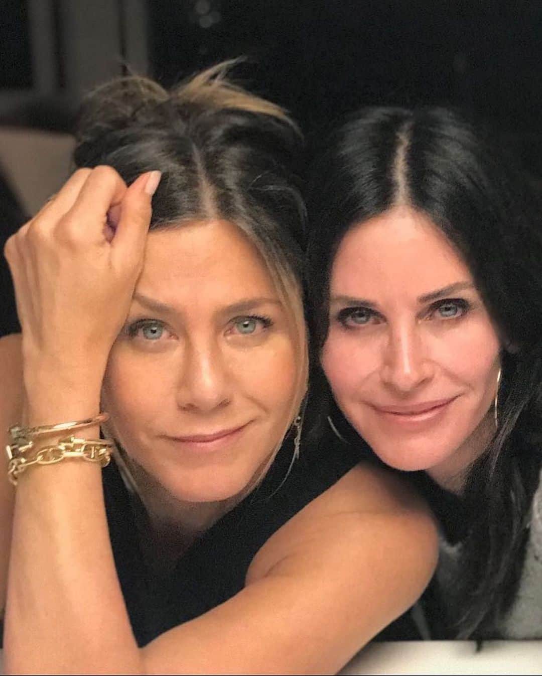 E! Onlineさんのインスタグラム写真 - (E! OnlineInstagram)「The definition of friends. ❤️ The bday gal receives sweet messages from Courteney Cox, Justin Theroux, and more in our bio. (📷: Getty/Instagram)」2月12日 12時16分 - enews
