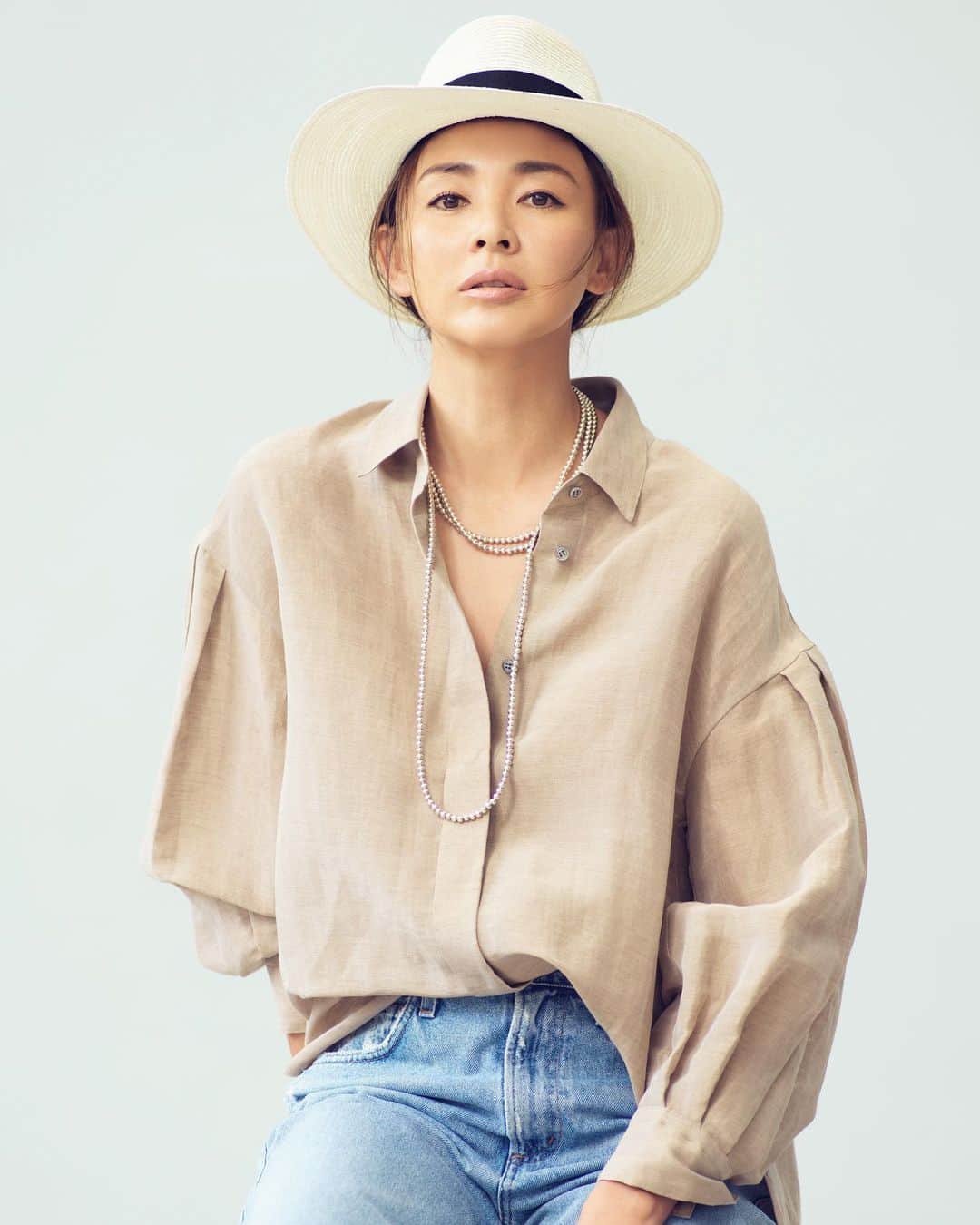 長山一樹のインスタグラム：「自然光と定常光のミックスライティングで撮影したポートレート。最新号Marisolにてebureのページを撮影させていただきました。  @marisolmagazine  @ebure_official  Mmdel @shiho_style  Stylist @fumikotokuhara  Make @sadaebam  Hair @sayuhdamiki  Editor @yasukoisobe  #marisol #ebure #magazine #shiho #photography #portrait #hasselblad #h6d #kazukinagayama #長山一樹 #ポートレート #中判カメラ」