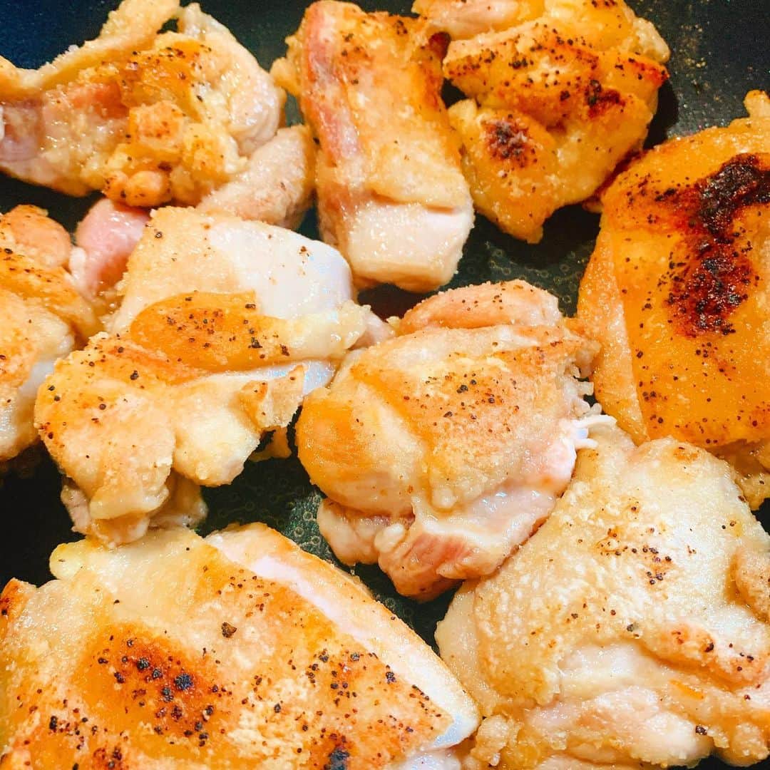 森崎友紀さんのインスタグラム写真 - (森崎友紀Instagram)「鶏の照り焼きは簡単で美味しい定番料理。子供達に合わせて一口大に切ってから焼いて調味料を絡めると食べやすいです。 煮詰まっていくグツグツ音が好きです(^^)  #森崎友紀#料理#cooking#手作り#鶏の照り焼き#簡単で美味しい定番料理#グツグツ音」2月12日 12時08分 - morisakitchen