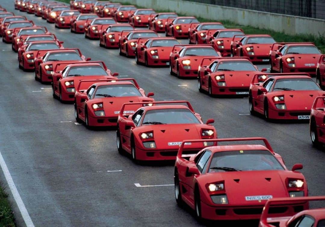 Ferrari USAさんのインスタグラム写真 - (Ferrari USAInstagram)「The Ferrari F40 was created using composite materials for the chassis, as well as Kevlar and fiberglass for the bodywork. This was such an incredible success that it remained in production until 1992, with a total of 1311 units. That year, the #FerrariF40 was honored with an emotional rally.⁣ ⁣ #TBT #MuseiFerrari #Ferrari」2月12日 12時08分 - ferrariusa