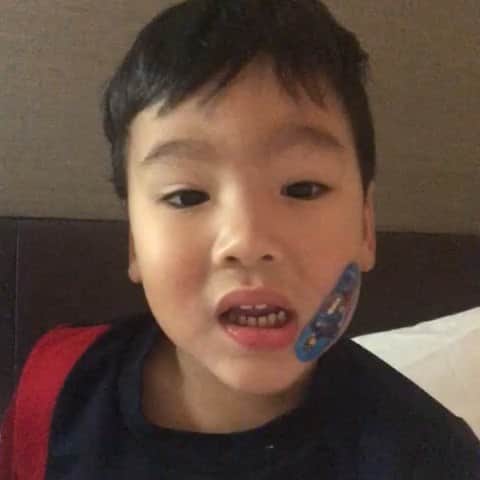 ナジブ・ラザクのインスタグラム：「Well done Adam! My grandson.  Anak saya Ashman fasih berbahasa Cina selain Bahasa Melayu dan Inggeris.  Bagi saya bahasa pertuturan, penghayatan kebudayaan, semangat muhibah perayaan amat penting dalam menyatukan kita.  Kini Adam sudah mula belajar bertutur, menulis, mengira.  Masa berlalu begitu cepat. Masih ingat ketika saya mendukungnya!  Kita mendidik Adam pula bersama-sama mengucapkan Selamat Tahun Baru Cina kepada rakan-rakan dan cikgu-cikgu.  Kita 1Malaysia.  (Muka Adam ok, dia suka main plaster je!)」
