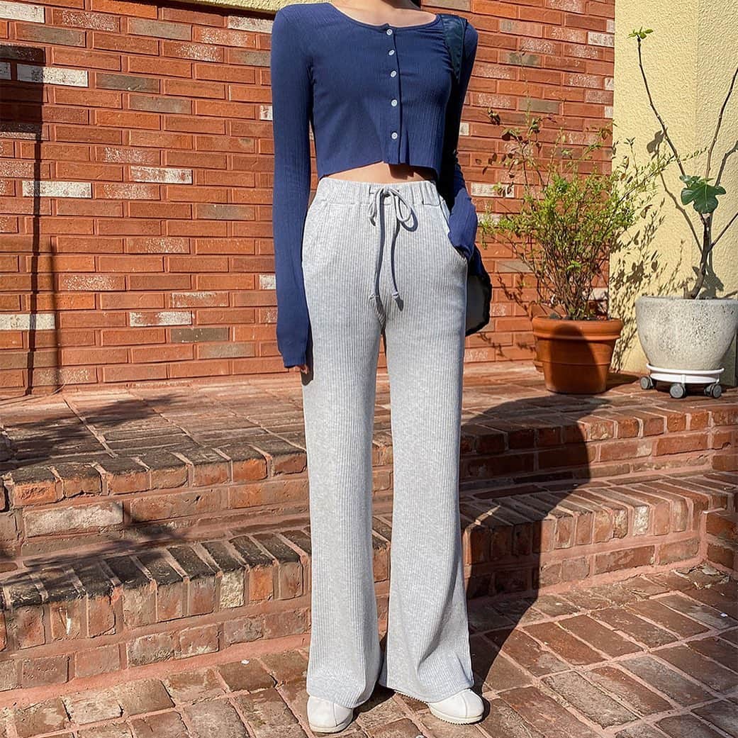 Chuuのインスタグラム：「연휴에는 릴렉스룩으로 편하게💙  슬림한 골지라인의 부츠컷 밴딩 팬츠로 데일리룩으로 추천해요❣️  #chuu#츄 #lovely_daily_look_chuu」
