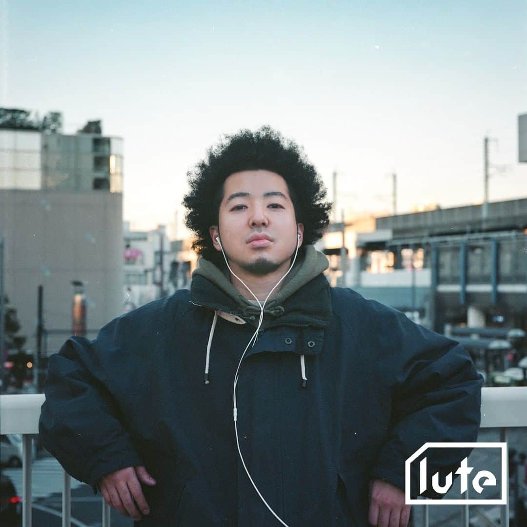 lute / ルーテのインスタグラム：「【#lute "IN TOWN"】音楽動画メディア「lute」によるインタビュー企画「IN TOWN」✍️アーティストやクリエイターのインサイドをストリートから配信📷  Interview with Aru-2 ( @aru_2 ) Occupation : Trackmaker  Q. 最近どんな音楽を聞いてる？ A. Master Soul Boy, Milye, lvusm, 他にも色々。  Q. 音楽を好きになったきっかけのアーティストは誰？ A. Michael Jackson, Daft Punk, Kanye West  Q. 思い出に残っているフェス体験は？ A. ヘンタイカメラのパーティ。  Q. お気に入りのMVは？（邦楽・洋楽問わず） A. Aru-2 - my sunshine    https://youtu.be/O3RnMrz9hr4  Q. あなたにとって最高の一曲は？ A. 自分がこれから作る曲  Photography: @keigosugiyama_   #lutemedia #luteintown #streetsnap #streetstyle #streetculture #streetscene #streetjapan #music #creator #interview #ルーテ #ストリートスナップ #インタビュー #音楽 #音楽のある生活 #音楽好きな人と繋がりたい」
