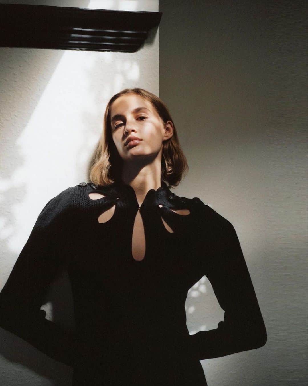 Taki Tanakaのインスタグラム：「ｓｅｌｆ-ｐｏｒｔｒａｉｔ  #セルフポートレート #入荷  @iza_official  #instrorenow  SHOPIZA.com #selfportrait   #repost @mrselfportrait ・・・ BLACK KNIT TUNIC  #izastagram」
