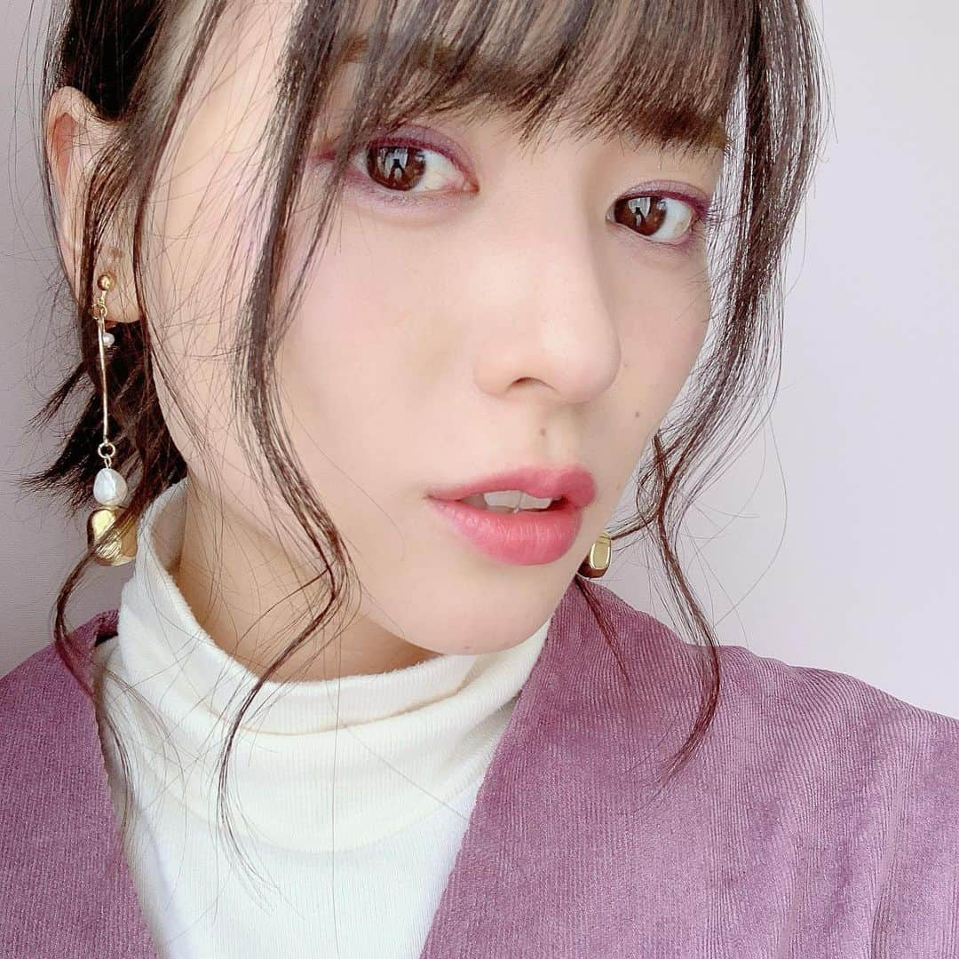 矢島舞美さんのインスタグラム写真 - (矢島舞美Instagram)「. SNIDEL BEAUTYのコスメで早速メイクしてみたよ♡ せっかくなので、普段はあまりしないブルベメイク♪ どぅかなー？やっぱり新鮮？^ ^ 今回は、SNAIDELアイデザイナー04のアイシャドウと、リップやチーク、シャドウとしても使えるアクアジェムグロウ03を使ってみました！^ ^ 肌馴染み良く、細かいラメが艶感を演出してくれました♡すてき♡(//∇//) 初めて、パープルのアイライン、マスカラにも挑戦してみたよ‼︎ . ちなみに付けているイヤリングはお誕生日にマネージャーさんがくれたもの♡(*´꒳`*)ふふ♡ . . #矢島舞美#SNIDELBEAUTY#スナイデルビューティー#SNAIDEL#スナイデル#コスメ#メイク#ブルベメイク」2月12日 12時24分 - maimiyajima_official_uf