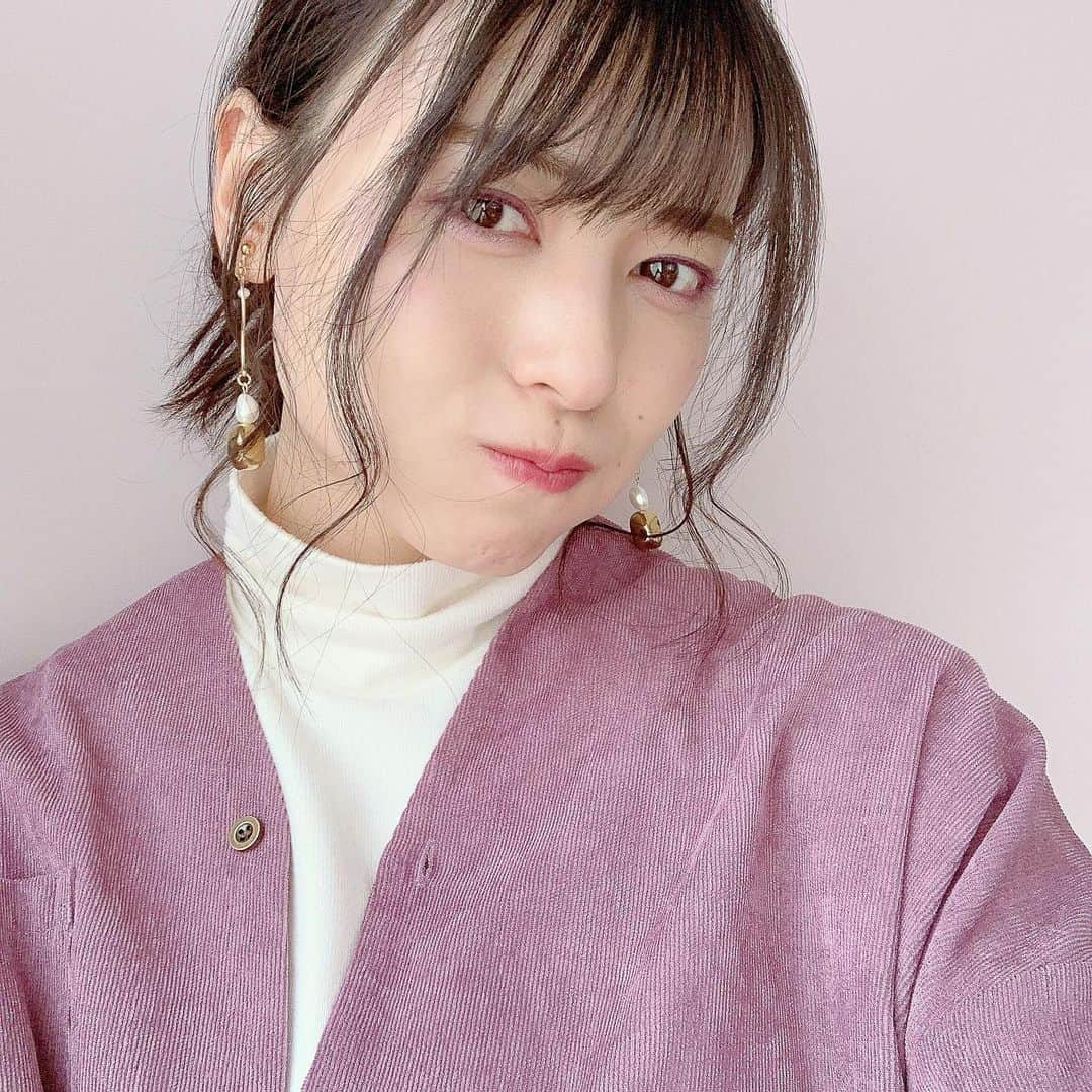 矢島舞美さんのインスタグラム写真 - (矢島舞美Instagram)「. SNIDEL BEAUTYのコスメで早速メイクしてみたよ♡ せっかくなので、普段はあまりしないブルベメイク♪ どぅかなー？やっぱり新鮮？^ ^ 今回は、SNAIDELアイデザイナー04のアイシャドウと、リップやチーク、シャドウとしても使えるアクアジェムグロウ03を使ってみました！^ ^ 肌馴染み良く、細かいラメが艶感を演出してくれました♡すてき♡(//∇//) 初めて、パープルのアイライン、マスカラにも挑戦してみたよ‼︎ . ちなみに付けているイヤリングはお誕生日にマネージャーさんがくれたもの♡(*´꒳`*)ふふ♡ . . #矢島舞美#SNIDELBEAUTY#スナイデルビューティー#SNAIDEL#スナイデル#コスメ#メイク#ブルベメイク」2月12日 12時24分 - maimiyajima_official_uf