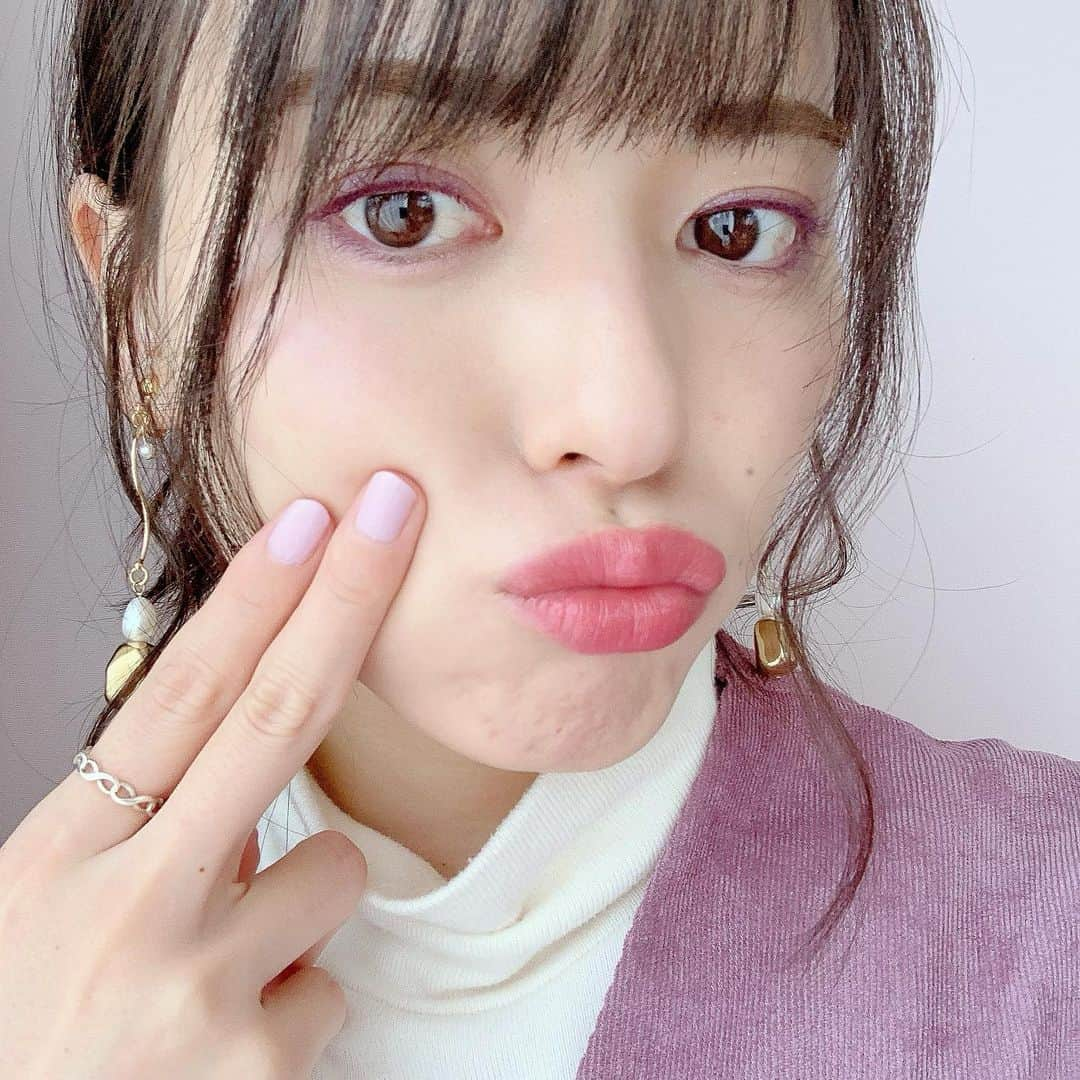 矢島舞美さんのインスタグラム写真 - (矢島舞美Instagram)「. SNIDEL BEAUTYのコスメで早速メイクしてみたよ♡ せっかくなので、普段はあまりしないブルベメイク♪ どぅかなー？やっぱり新鮮？^ ^ 今回は、SNAIDELアイデザイナー04のアイシャドウと、リップやチーク、シャドウとしても使えるアクアジェムグロウ03を使ってみました！^ ^ 肌馴染み良く、細かいラメが艶感を演出してくれました♡すてき♡(//∇//) 初めて、パープルのアイライン、マスカラにも挑戦してみたよ‼︎ . ちなみに付けているイヤリングはお誕生日にマネージャーさんがくれたもの♡(*´꒳`*)ふふ♡ . . #矢島舞美#SNIDELBEAUTY#スナイデルビューティー#SNAIDEL#スナイデル#コスメ#メイク#ブルベメイク」2月12日 12時24分 - maimiyajima_official_uf