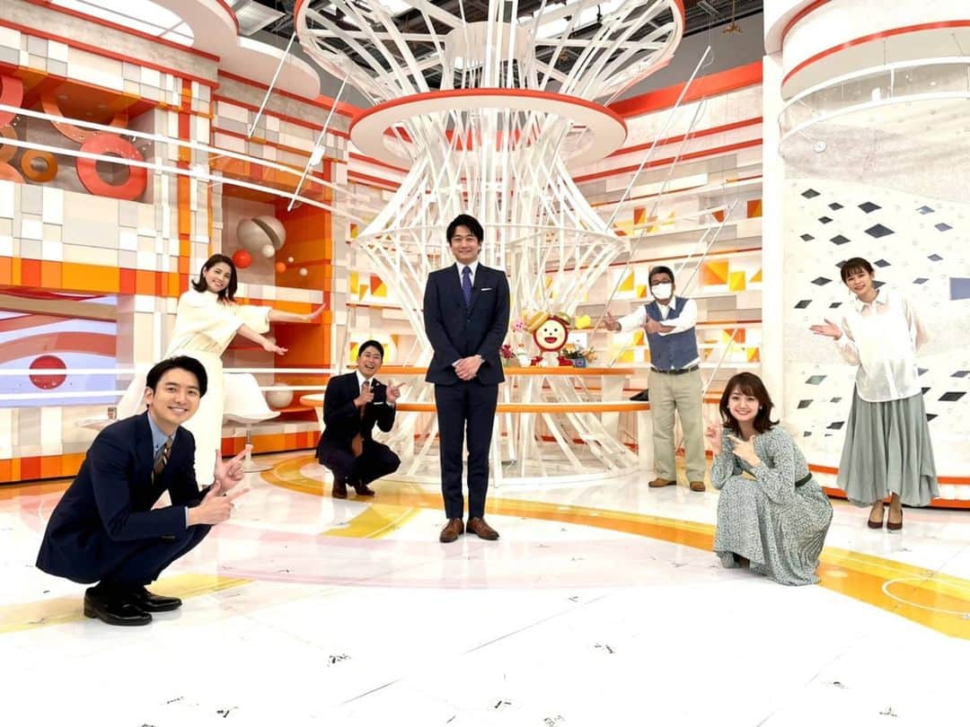フジテレビアナウンサーのインスタグラム：「德田聡一朗です。  2/10と2/11の2日間、めざましテレビのスポーツコーナーを代行で担当させていただきました☀  スタジオに立つと緊張してガチガチになってしまったのですが、先輩アナウンサーやスタッフの方々から多くのご指導をいただき、無事2日間の代行を終えることができました！  事前にスポーツコーナー担当の酒主アナ・藤井アナから「スポーツニュースの読み方」をみっちりレクチャーしていただき、とても貴重な勉強をさせていただきました。  そして2日目の昨日は同期の渡邊アナと、初めてめざましテレビで共演いたしました！常に落ち着いている渡邊アナが沢山フォローしてくれまして、本当に感謝しております😊  先輩方の凄さと温かさを改めて実感した2日間でしたが、少しでも追い付くことができるよう、努力いたします！今後ともよろしくお願いいたします。  #めざましテレビ #フジテレビアナウンサー #軽部真一 #生田竜聖 #酒主義久 #永島優美 #鈴木唯 #井上清華 #渡邊渚 #德田聡一朗 #早起きは三文の德だ」