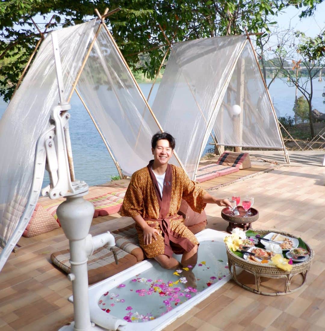 アイス・サランユーのインスタグラム：「Breakfast in the Pool บ่อยๆ  เปลี่ยน มา Breakfast in the bath Tub กันบ้างงงง  แอนธีค.. คคคค สมกับ ชื่อ Resort มาก  ลมเย็นๆ ยามเช้าจาก น้ำแม่กลอง แดด อุ่นๆ ของราชบุรี ฟินมาก  @theantiqueriverside  #theantiqueriverside  #ดิแอนธีคริเวอร์ไซด์  #ราชบุรี  #เที่ยวทั่วไทยกับไอซ์ศรัณยู」