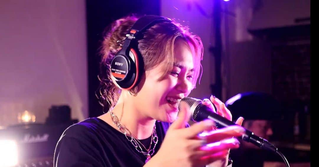 のインスタグラム：「二宮愛 YouTubeオンラインLive vol.3  見てくださった皆様、 ありがとうございました🙋‍♀️💜 見逃しちゃった方、アーカイブ残ってますので是非！！！  ピアノ・Taiki Ooyama ギター・Keiichi Takahashi ボーカル・Ai Ninomiya」