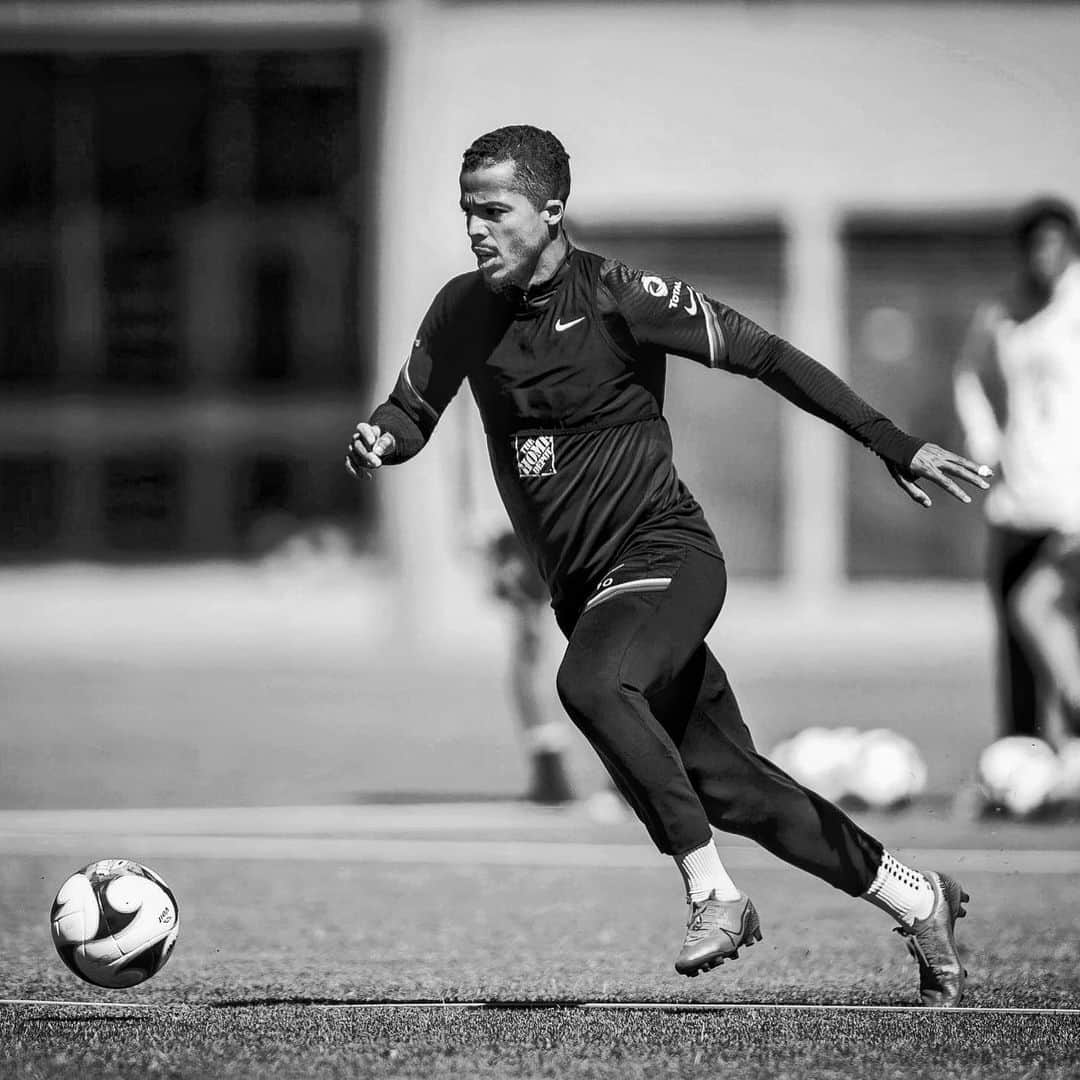 ジョバニ・ドス・サントスのインスタグラム：「⚽️👊🏾」