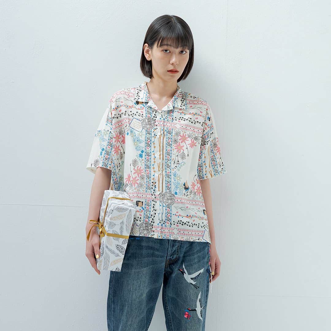 marbleSUD(マーブルシュッド) のインスタグラム：「本日入荷の新作テキスタイルは「Gifts」。箱にかけられたリボンにメッセージカード。ふたを開けた瞬間、顔を出したのはフサフサのコモンドールの子犬！プレゼントの箱を開けるときのわくわく感を表現したテキスタイルです。  online shop限定販売のブラウスもあるので、こちらもお見逃しなく！」