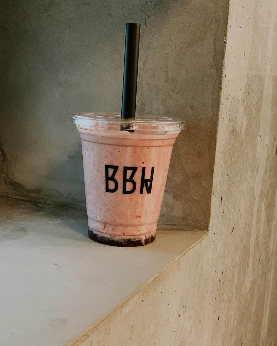 のインスタグラム：「. BETTER BODIES HI AOYAMA  @better_bodies_hi  . オリジナルプロテインが美味しすぎる🥤💓 . 🍓ストロベリースムージーをchoice👈 . タンパク質20gも入ってるみたいで 満腹感すごい‼️💫 ダイエットに効果めっちゃありそ🤩😍 . プロテイン独特の味がないし(私はね？w) 毎朝飲みたいぐらい美味しい🍓💓 . 立地も良いし、手に取りやすい🧡 . 気軽にタンパク質も取れて 美味しく飲めて最高に Happy🍓💓 . #ベターボディーズハイ#青山ジム #表参道ジム#外苑前ジム#南青山ジム #青山カフェ#表参道カフェ#外苑前カフェ #スムージーダイエット#ダイエット#プロテイン #タンパク質#健康第一#筋トレ#💪#トリドリベース #beauty#care#workout#pr#smoothie」