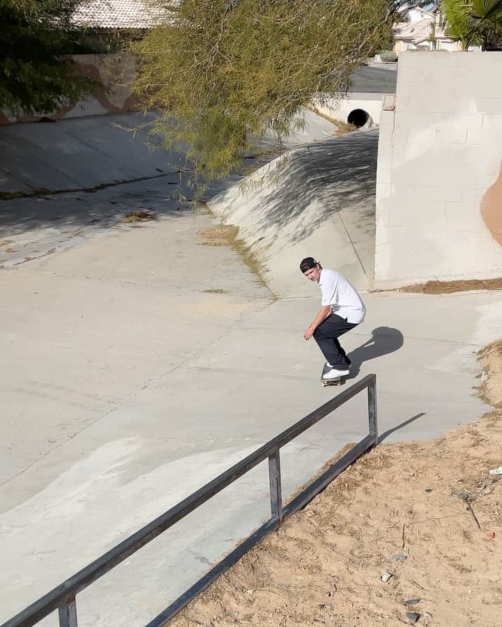 シェーン・オニールのインスタグラム：「I skate switch too much 🤔」