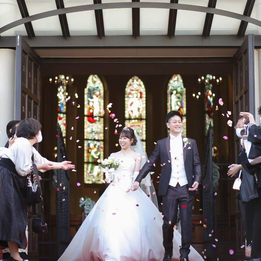 アンジェローブ 名古屋 結婚式場さんのインスタグラム写真 - (アンジェローブ 名古屋 結婚式場Instagram)「. @weddingisland_angerobe をフォローして. 『 #アンジェローブ 』のタグで. お写真を投稿してくださいね＊*. . ——————————. .  あなたが結婚式に参加する時 楽しみにしていることは 何ですか？  #友達の幸せそうな顔 #美味しいお料理 #久々に会える友人 #ワイワイできる #お色直しの衣裳 #感動する  などなど。  コメント欄にご意見お待ちしております☺️  . ——————————. . -アンジェローブの公式HPをcheck＊* http://www.angerobe.co.jp/sp/ -ブライダルフェアの予約はコチラから♪ http://www.angerobe.co.jp/sp/fair/ . ——————————. . ぜひ『 #アンジェローブ 』のハッシュタグで. ウェディングの写真を投稿してくださいね＊*. ステキなお写真はこちらのアカウントで. リグラムさせていただきます♪. . また『#アンジェローブ』のハッシュタグで. 投稿していただいた#アンジェ嫁 様は. 必ずフォローさせて頂きます💕  プレ花嫁さんも卒花嫁さんも. ずーっと繋がっていきましょう💕 ——————————. . #新郎新婦 #結婚式写真 #wedding  #感動写真 #感動 #プレ花嫁  #ナチュラルウエディング #結婚式準備 #フォト婚 #東海プレ花嫁 #名古屋プレ花嫁 #リゾート婚 #アンジェローブ  #名古屋結婚式場 #婚約 #プロポーズ #港区 #金城ふ頭 #写真結婚式 #海外挙式 #結婚式どうしよう #コロナに負けるな」2月12日 12時38分 - weddingisland_angerobe