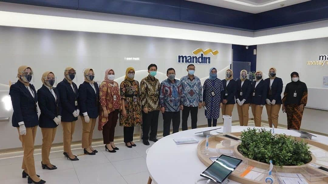 Ivan Gunawanさんのインスタグラム写真 - (Ivan GunawanInstagram)「Posted @withregram • @uniform_ivan_gunawan . We proudly present one of our clients Bank Mandiri @bankmandiri wearing uniform by @uniform_ivan_gunawan @ivan_gunawan  These uniform was special made for BANK MANDIRI HYPE BRANCH & EDU BRANCH . . . . We’re open to made order customized your uniform for Bank, Events, Hospital, Hotel or any kind of institution. Dont hesitate to contact us through @uniform_ivan_gunawan Ivan Gunawan Uniform Division  Komplek Perhubungan Laut no. 5  Cipete - Jakarta Selatan Monday - Friday 10am - 5pm (Appointment First) 021-7690160 Or Kindly WhatsApp  081298115550 . #ivangunawanuniform #seragam #ivangunawan #madebyorder #institutions #bankuniform #anykindofuniform #seragaman #seragamhotel #seragambank #seragamrumahsakit #seragamkantor #bankmandiriuniform #seragambankmandiri」2月12日 12時41分 - ivan_gunawan