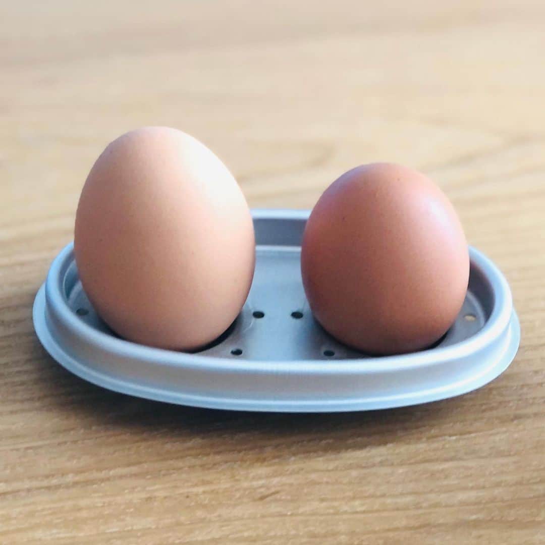 中嶋ユキノのインスタグラム：「ゆで卵は、電子レンジで作るんだけど、 この二つの卵🥚🥚、なんかお似合い。  夫婦的な、カップル的な。  👫👫👫  わけあって「消化のいいものを食べて下さい」「禁酒！運動禁止！」の一週間が終わりそうなので、いつもの食事へ。  なぜだったのかは、また改めて🤫 （大したことではないよん）  #ゆで卵 #夫婦 #カップル #ひみつのはなし」