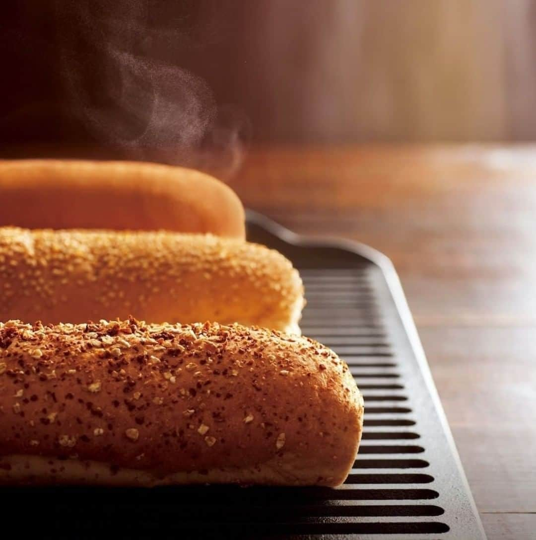 サブウェイのインスタグラム：「. ／ 今日は #パンの日 🍞 ＼ 実はサブウェイのパンは、生地を発酵させるところから、オーブンで焼き上げるまで全てお店で、毎日朝から行っているんです😋🥖  皆さんこのふわふわ&もちもちのこだわりパンを、ぜひ味わってみてくださいね😆 食べたい❗と思った人はいいね💓やコメントで教えてください😻  ⭐新商品情報やお得なクーポン、サンドイッチのカスタマイズなど、サブウェイをもっと楽しむための情報発信中!! 是非フォローしてね✨  @subwayjp  #サブウェイ #subway #バジルソース　#マヨネーズ #サブウェイ好きと繋がりたい #サブウェイファン #サブウェイランチ #私とサブウェイ #LOVEサブウェイ #昼サブ #夜サブ #サンドイッチ #サンドイッチランチ #サブにゃん  #ランチ #野菜  #サラダ #トッピング #野菜好き #野菜好きな人と繋がりたい #food #meat #lunch #subwaysandwich #sandwich #パン」