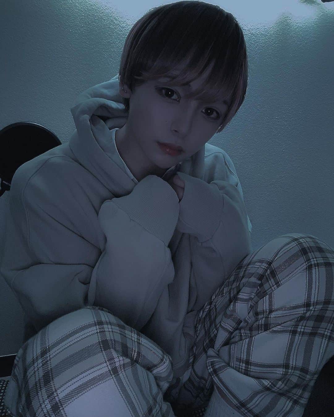 のインスタグラム：「❤︎❤︎❤︎ ・・・ ぼくがいっぱいいて 代わりに生き続けて欲しいな このエモい世界から 逃げ続ける意味を…  #いいね#いいね返し#いいね返しは絶対 #フォロバ#フォロバ100 #いいねした人で気になった人フォロー #いいねした人全員フォロー #お洒落さんと繋がりたい#お洒落好き #美男美女と繋がりたい #雰囲気#雰囲気推してください#fff#flf#f4f#f4follow_#lfl #lff #likeforlikes #likeforfollow #followme #followforfollowback #instagood #instgram#instalike #instfashion#ootd#自撮り界隈の人と繋がりたい #自撮り」
