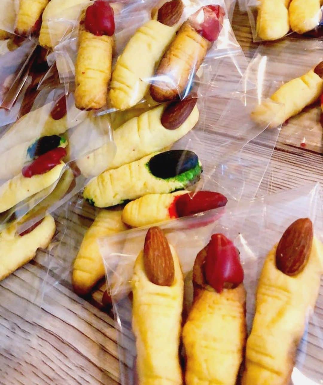 のインスタグラム：「明日はサワソニ😃バレンタインデーイブ💖ということでクッキーを焼いてみたよ🌝💓うまく焼けたかなあ😘💦」