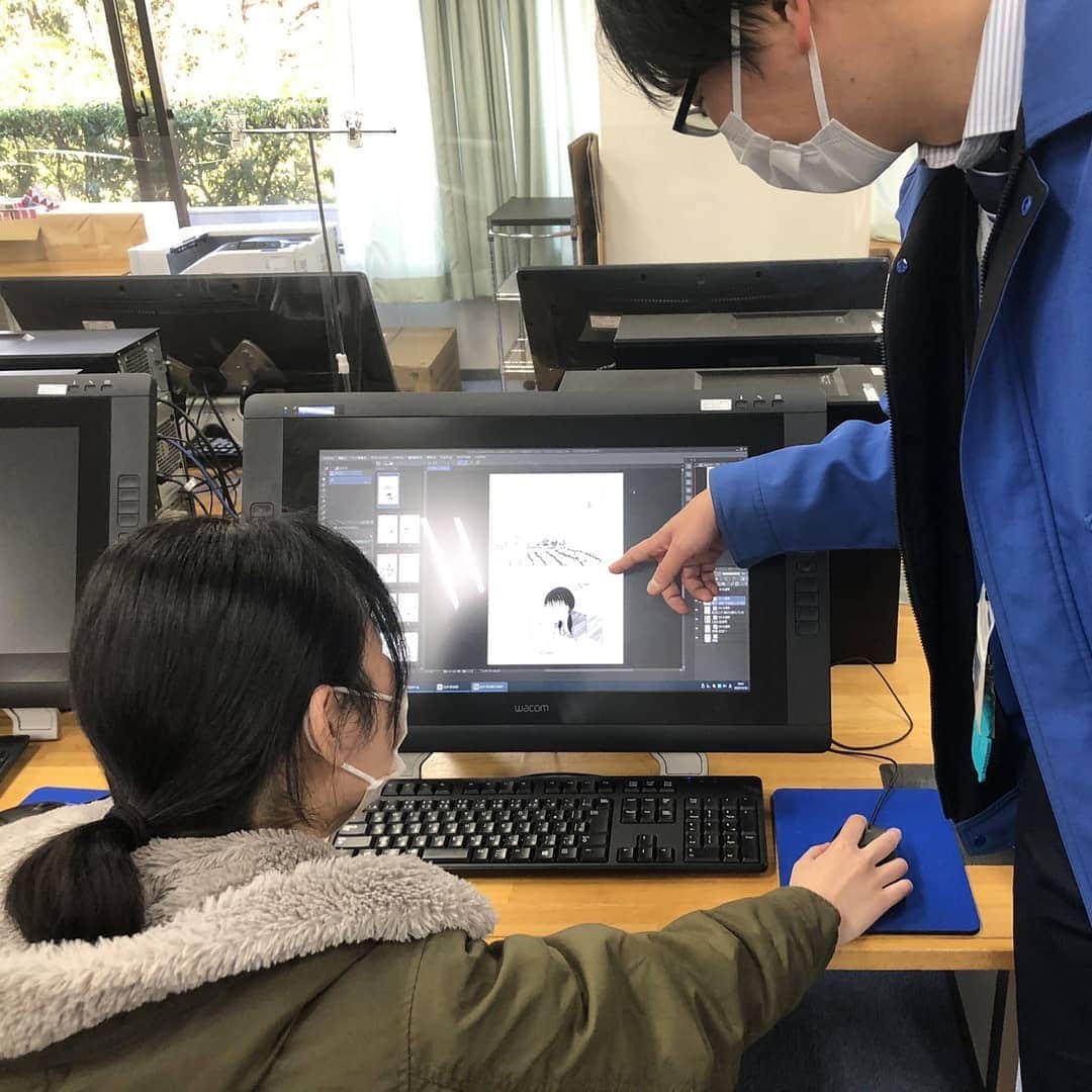 日本工学院さんのインスタグラム写真 - (日本工学院Instagram)「マンガ・アニメーション科の学生が、卒業制作に取り組んでいるときの一コマ❗ 先生からアドバイスを頂きつつ、より良い作品に仕上げていきます😄 . . 「#日本工学院」をチェック！！ 学生が投稿したリアルな日常風景を見ることができますよ！ . . #nihonkogakuin #専門学校 #日本工学院八王子専門学校 #日本工学院専門学校 #教職員投稿写真 #マンガアニメーション科 #若きつくりびと #クリエイター #アニメーター #漫画家志望 #アニメーター志望 #イラストレーター #イラストレーター志望 #いらすと #イラスト練習 #かわいいイラスト #いらすとぐらむ #イラストグラム #お絵描き #マンガ #漫画制作」2月12日 12時43分 - nihonkogakuin