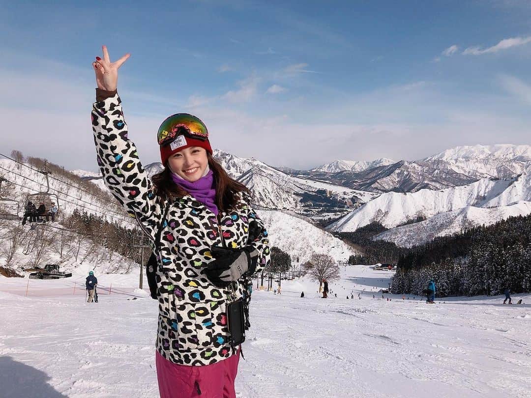 時田愛梨のインスタグラム：「ねぇ、これすごい合成写真に見えるの私だけ？笑 #スノボ #スノボ女子 #合成みたい  #snowboarding #japansnow #funtime」