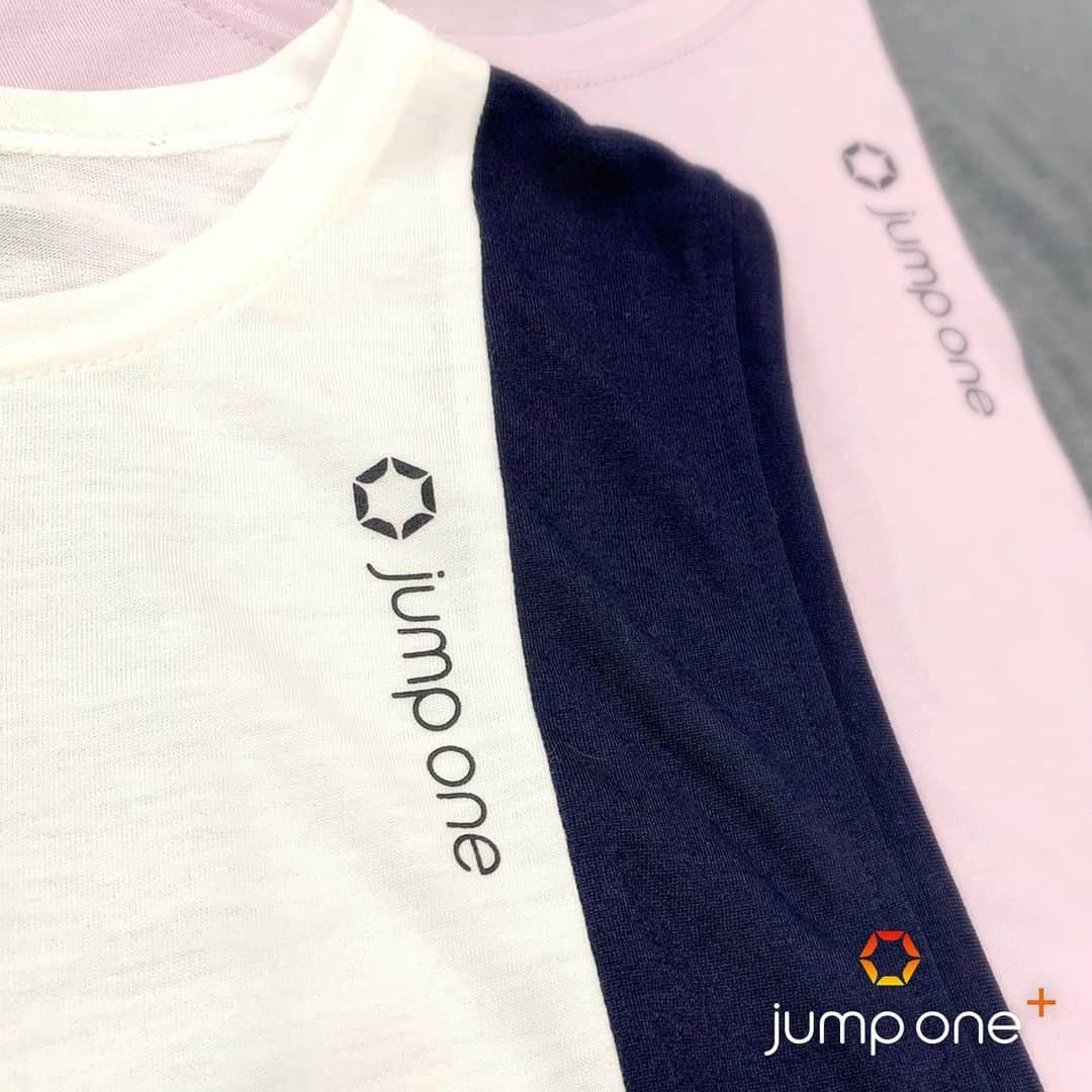 jump one（ジャンプワン）さんのインスタグラム写真 - (jump one（ジャンプワン）Instagram)「. 【 Apparel Brand「jump one+」 商品紹介 】 . スポーティーな切り替え配色Tシャツが2種類新登場！✨ . ルーズフィットタイプのシンメトリーTシャツは、袖周りが明るい春色に切り替わるデザイン。 ゆったりとしたUNISEXタイプなので、気になる腰まわりもカバー👍 . ノースリーブTシャツは、ピンクにチャコール、ホワイトにネイビーと、シャープな配色で引き締まった印象に！ . ぜひ店頭でチェックしてみてください！！ . . ※店舗以外でのご購入を希望される方は、こちらよりお気軽にお問合せください。 URL: https://www.jumpone.jp/contact/ . ■ jump one+ シンメトリーTシャツ【NEW】 ¥7,200 + tax SIZE : UNISEX 46/48 COLOR：ブルー/ピンク/チャコールグレー . ■ jump one+ ノースリーブTシャツ【NEW】 ¥6,900 + tax SIZE : Women’s 36/38 COLOR：ピンク/ホワイト . サイズに関してはこちらをご覧ください。 URL: https://www.jumpone.jp/size-guide/ . . ※本日2/12 (Fri) より各店順次販売開始。 ※シンメトリーTシャツは男女兼用商品、ノースリーブTシャツはWomen’sのみの販売となります。 ※販売開始日は都合により予告なく変更になる場合がございます。あらかじめご了承ください。 . . #jumpone #ジャンプワン #jumponeplus #暗闇フィットネス #トランポリン #美脚トレーニング #美尻トレーニング #脚痩せ #お腹やせ #女性専用ジム #脂肪燃焼 #有酸素運動 #無酸素運動 #お腹引き締め #駅近ジム #ジム女子 #筋トレ女子 #腹筋女子 #腹筋トレーニング #腹筋割りたい #体幹トレーニング #ワークアウト女子 #美ボディメイク #美body #楽しくダイエット #新商品発売  #新商品情報 #切り替え #ノースリーブ #シンメトリー」2月12日 13時00分 - jumpone_official