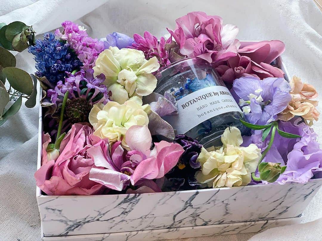 柳いろはさんのインスタグラム写真 - (柳いろはInstagram)「箱開けた瞬間、 彩り綺麗な生花と一緒に キャンドルが顔を覗かせて サプライズギフトに最適𓂃𓍯𓇬𓂂𓏸 ・ ・ #botaniquebyabanca  #plusfleur #flowerbox #jelcandle  #flowerarrangement  #ジェルキャンドル #ランタン #フラワーボックス　#贈り物」2月12日 12時52分 - irohayanagi