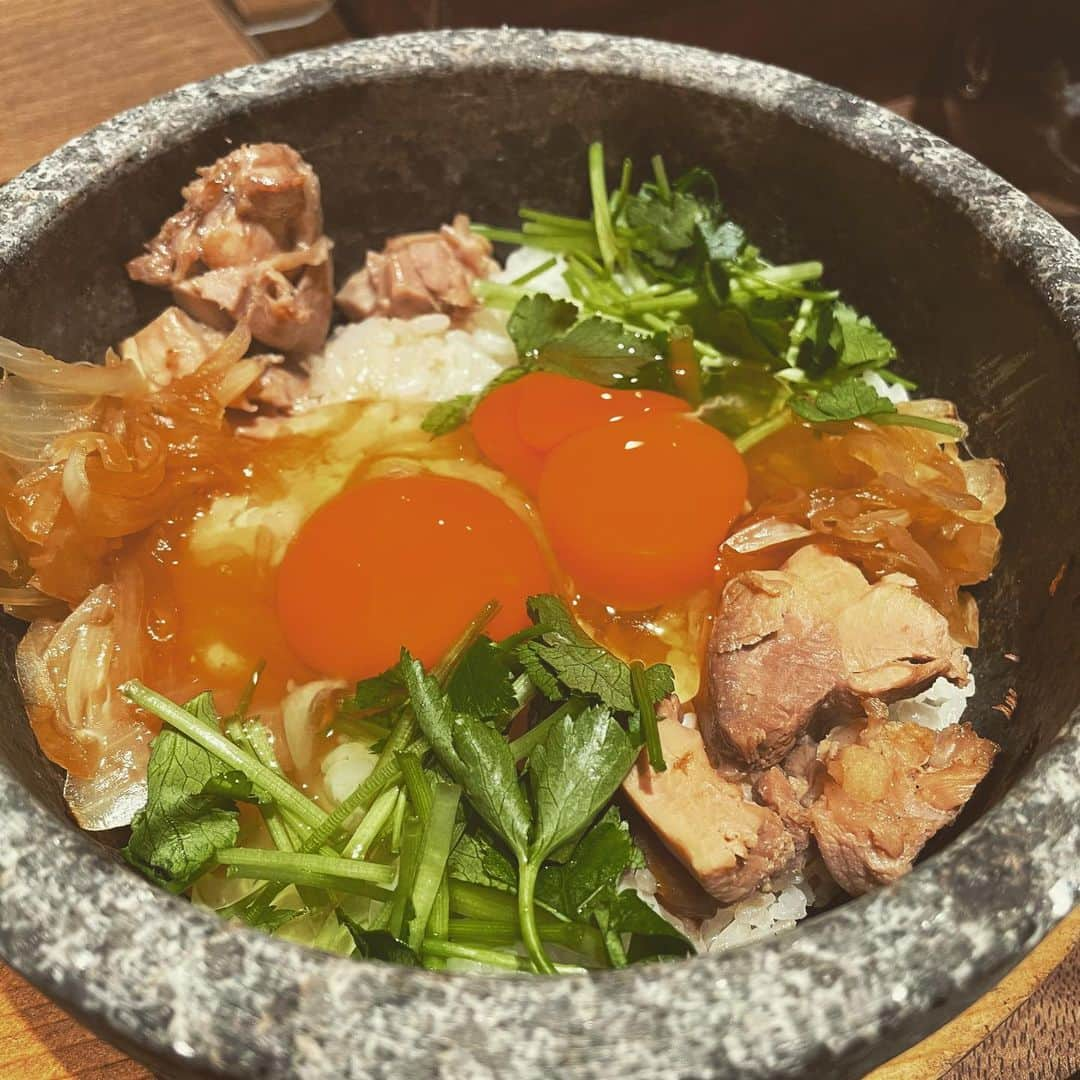 宮田麺児さんのインスタグラム写真 - (宮田麺児Instagram)「わざわざグルメ　合間ランチ 石焼き親子丼  #わざわざ #グルメ #石焼き #親子丼 #侘家古暦堂」2月12日 12時56分 - miyatamenji