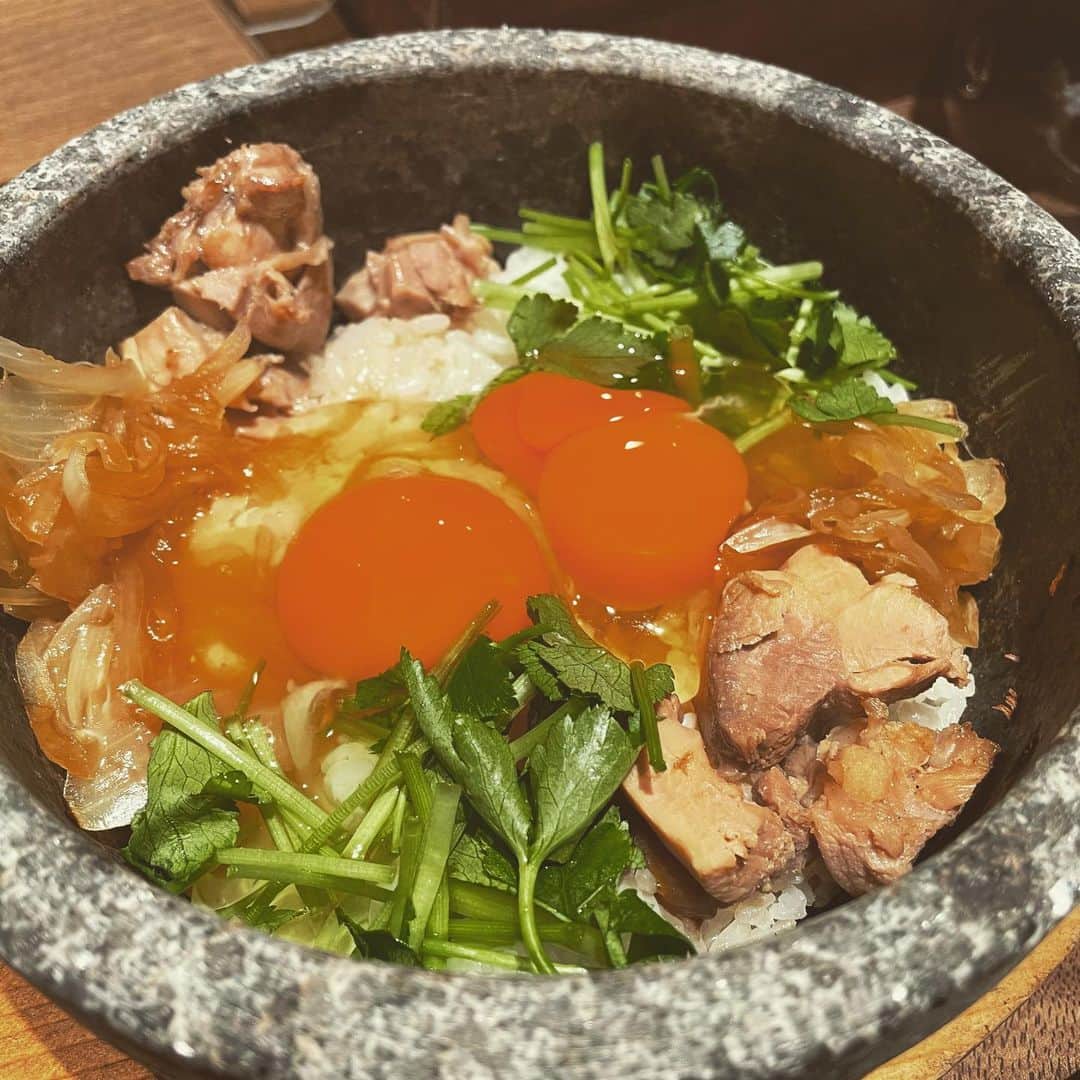 宮田麺児のインスタグラム：「わざわざグルメ　合間ランチ 石焼き親子丼  #わざわざ #グルメ #石焼き #親子丼 #侘家古暦堂」