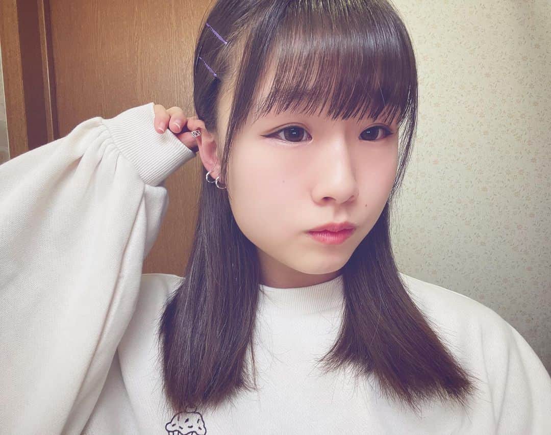 新倉愛海のインスタグラム：「ちょぴっと背伸びしたくなっちゃうお年頃？|ω･｀)ﾁﾗｯ﻿ ﻿ #アプガ2 #アイドル #ピアス #に見せかけて #イヤリング です😂 #カラコン #高校生」