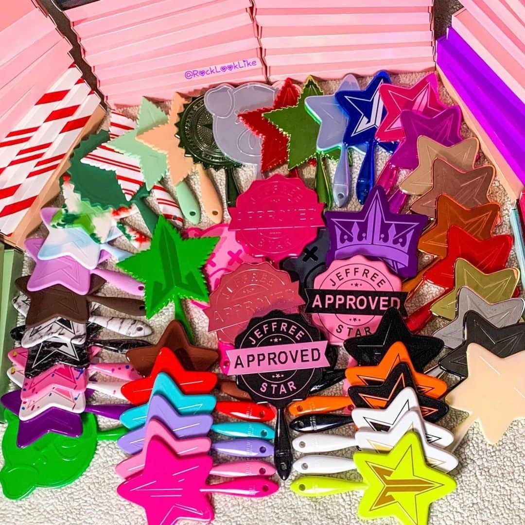 Jeffree Star Cosmeticsさんのインスタグラム写真 - (Jeffree Star CosmeticsInstagram)「You can never have to many of our hand mirrors🌟 @rocklooklike showing off her iconic collection 🔥 Do you spot any of your favs?   #jeffreestarcosmetics」2月12日 12時58分 - jeffreestarcosmetics