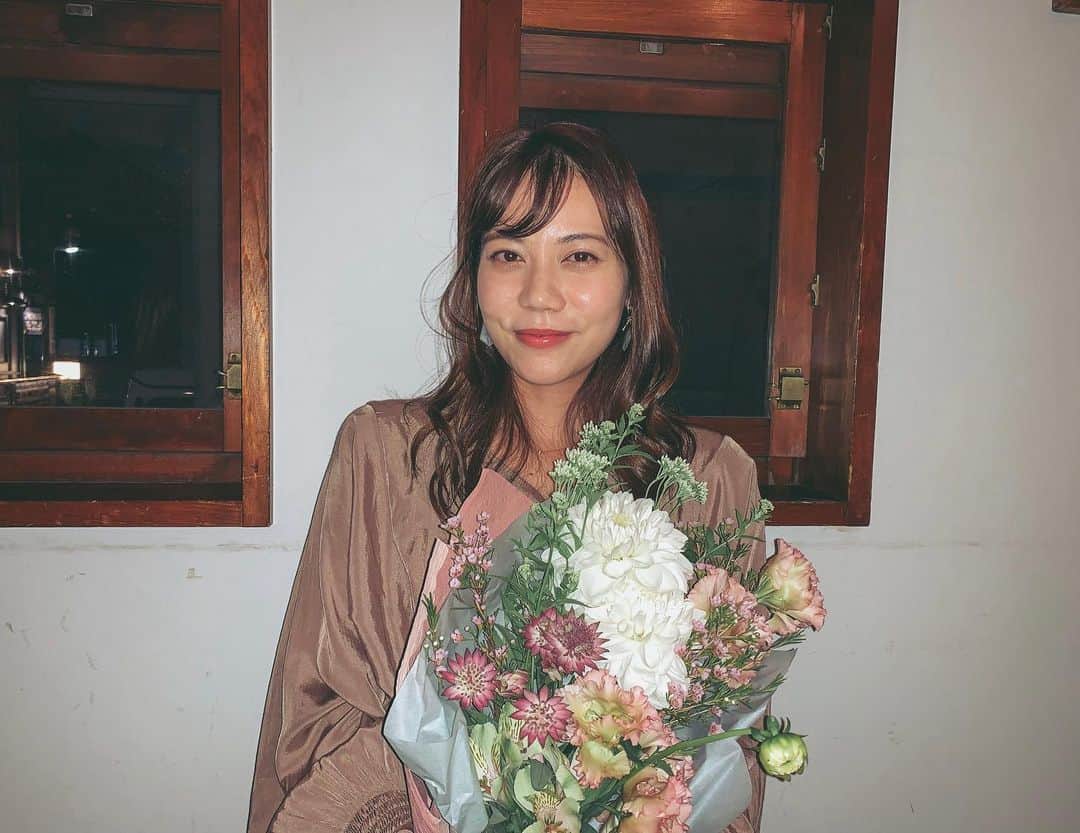 松山愛里のインスタグラム：「お久しぶりです😊🌿 気付けば8ヶ月も投稿お休みしていましたが わたくし元気です☺️✨ DMやコメントでの心配の声、 ありがとうございました🥲🧡 . まだまだ大変な世の中ですが、明るい未来が少しでも早く戻ってくることを願って✨ 今は日常の小さな幸せを見つけて感じるだけで心があたたかくなります☺️🌱 . そして、昨年の7月に30歳になりました！ 写真は親友のセシルにお祝いしてもらったときの💐♡ 今は会いたい人になかなか会えないけれど、今までの想い出を心にたくさん集めてます😌💕 . またのんびり投稿していきます♩ 皆さまご自愛くださいね🍊」