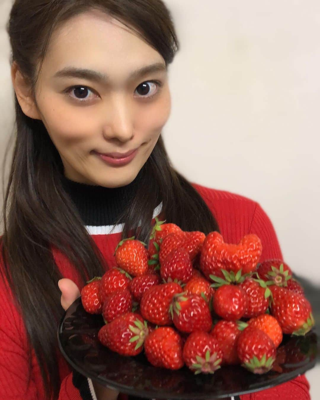 天玲美音さんのインスタグラム写真 - (天玲美音Instagram)「いちごちゃんとみおんちゃん❤️ 🍓🍓🍓🍓🍓🍓🍓🍓🍓🍓 . どれがお好み？4/4 いちごにする？みおんにする💓?!!!!笑 . 今度は両手持ち どうぞ召し上がれ💕 . . . LOVE&SMILE #天玲美音 ☺︎ . . . #stayhome #stayathome  #strawberry #sweet #fruits #フルーツ #ふるーつ #ビタミン #strawberrygram #いちご #イチゴ #苺 #ストロベリー #すとろべりー #いちごちゃん #赤 #red #fashion #coordinate #ootd #こんもりいちご #いちごMION #model #modeling #フルーツのある暮らし #StrawberryMION #miontenrei2021」2月12日 18時33分 - miontenrei