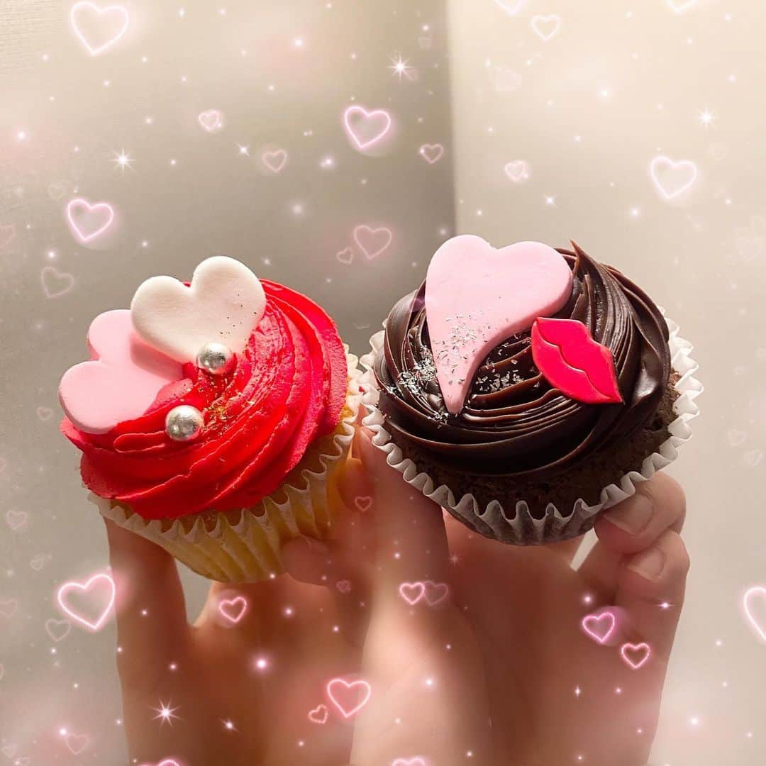 のインスタグラム：「友達が可愛いカップケーキプレゼントしてくれた🧁  バレンタイン風💕可愛すぎない？！？！  #バレンタイン #カップケーキ」