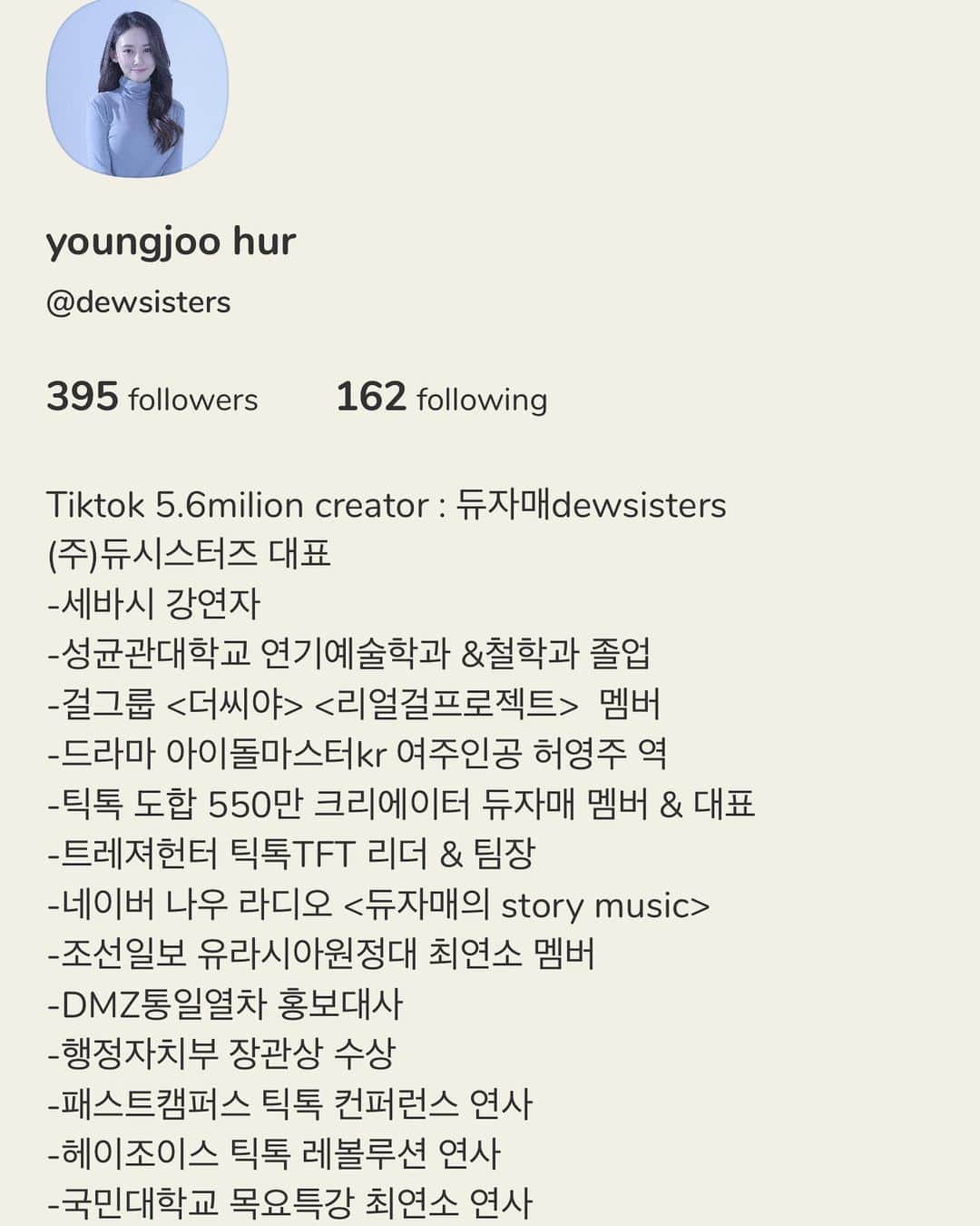 ホ・ヨンジュ のインスタグラム：「저는 지금 휴식중이에요ㅎㅎ 과로사 하기 직전까지 소진되어서 쉬어야겠다고 느꼈고 설연휴 집에서 책읽고 그림그리고 강아지랑 꽁냥꽁냥 놀며 나른한 휴식중입니다. 에너지 충전중. 에너지 채우면 #클럽하우스 하려고 했는데 오늘 소환되어 ㅋㅋㅋ! 방송에 참여하게 되었어요. (저를 소환해주신 부형,수진,데이빗,광민님 감사합니다🙏🏻)   세바시 강연을 통해 다른 누구보다 연기자 배우분들 포함 '누군가의 선택을 기다려야하는 분들'께 진심으로 스스로 성장 할 수 있다는 것을 전달하고 싶었는데 그 메시지를 다시 한번 클럽하우스를 통해 전달 할 수 있음에 감사했습니다. 이렇게 바로 메시지를 전달 할 수 있는 플랫폼이라니..! ㅎㅎㅎ 에너지 충전되면 바로 시작해야겠어요 🙏🏻   오늘 저녁에도 네이버나우 방송이 있지만🤣 설 연휴 휴식시간 너무 좋아요.. 행복해요... 에너지 만땅 충전되는중!!! ☺️   모두 새해 복 많이 받으세요❤️  저와 인연이 되어준 모든 팔로워분들 진심으로 감사합니다. 2021년에도 함께해요☺️」