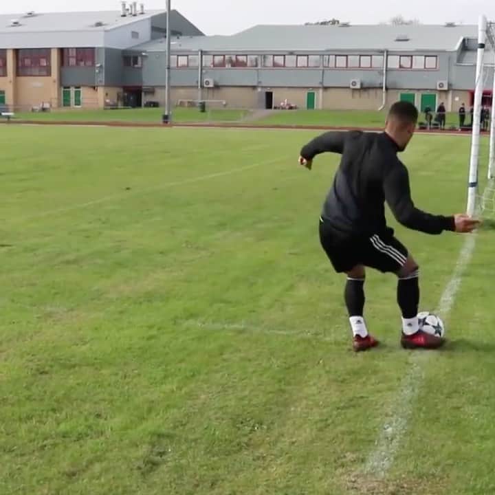 F2Freestylersのインスタグラム：「How??? 🤯  Defying the laws of physics to score top bins ❌👨‍🔬🥼」