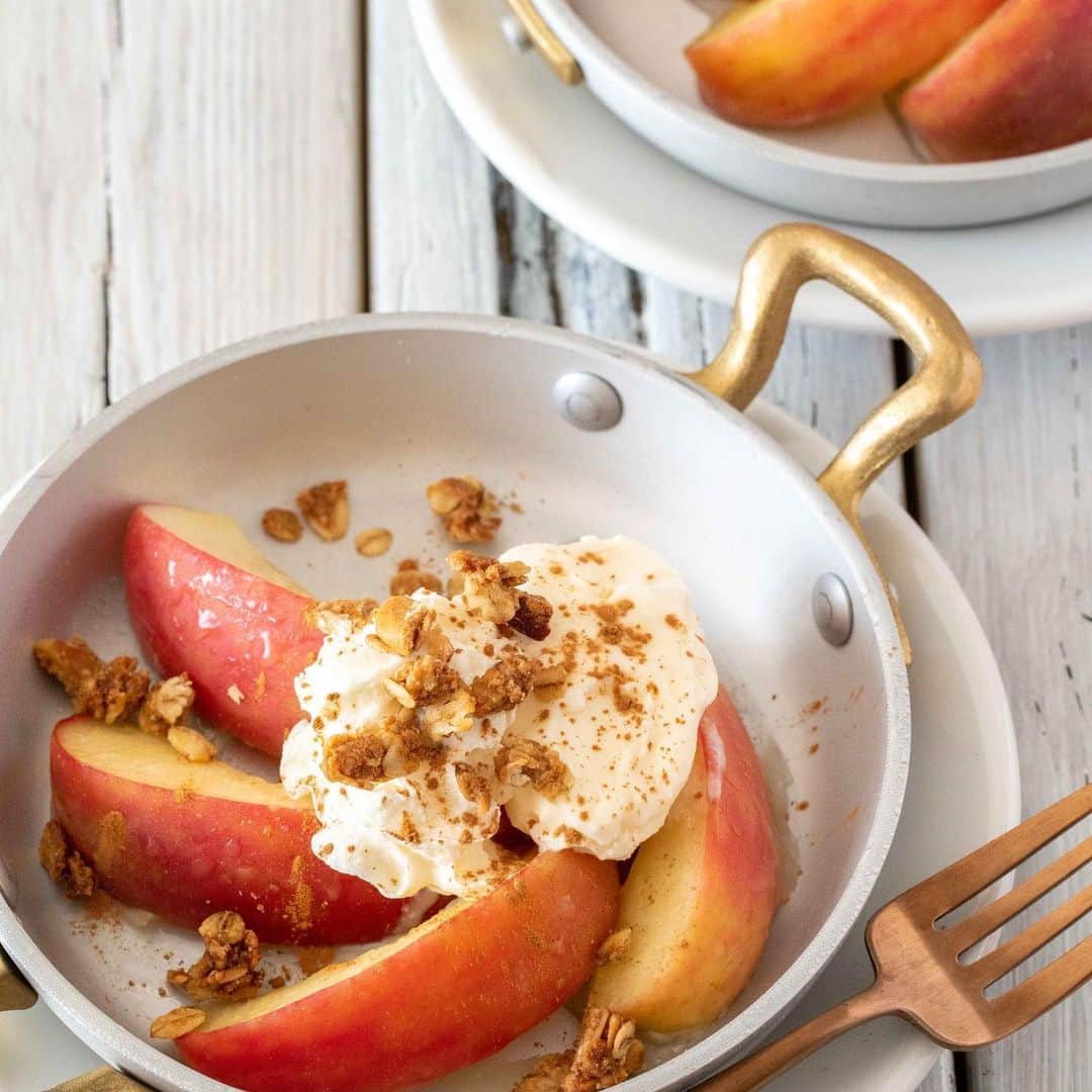 ザーネワンダー公式Instagramのインスタグラム：「レシピあり🍎 「フライパンで焼きりんご」の作り方 * 今の時期美味しいりんごを使った、フライパンひとつで作る絶品スイーツのご紹介。 * 熱々のりんごと冷たいアイス、ホイップクリームが合わさり至福のお味♪ グラノーラをトッピングすることで、食感にアクセントが加わります。 * * 今回のレシピは、 @morifu_popo さんに作ってもらいました！  [もりもと夫婦 さんからのワンポイント] りんごは少々厚めに切ることでりんごの食感もたのしめます。 * 焦げないように弱火で加熱し、目を離さないでくださいね。 * * ぜひ参考に作ってみてくださいね！ * * ∴♔∴∴♔∴ Ⓡ Ⓔ Ⓒ Ⓘ Ⓟ Ⓔ ∴♔∴∴♔∴ * 「フライパンで焼きりんご」 * 【材料】 りんご…1個 グラニュー糖…大さじ2 水…大さじ2 バター…10g バニラアイス…適量 ザーネワンダーホイップクリーム…適量 シナモン…適量 グラノーラ…適量 * 【作り方】 ①りんごは皮つきのまま8等分のくし切りにする。 * ②フライパンに水とグラニュー糖を弱火で熱し、グラニュー糖が溶けたらバターとりんごを加え、りんごがくたっとするまで焼く。 * ③皿にりんごを盛り、バニラアイスとザーネワンダーホイップクリームを添える。シナモンとグラノーラをトッピングする。 * * #ザーネワンダー #ホイップクリーム #生クリーム * #今日のごはん #手作りごはん #簡単レシピ #おかず #レシピ #食卓 #節約 #献立 #家庭料理 #節約生活 #自炊 #ランチ #家ごはん #時短レシピ #簡単レシピ #おいしい #料理 #美味しい #おうちごはん #手作り料理 #手料理 #料理好きな人と繋がりたい #スイーツ好きな人と繋がりたい#おうちカフェ#焼きりんご」