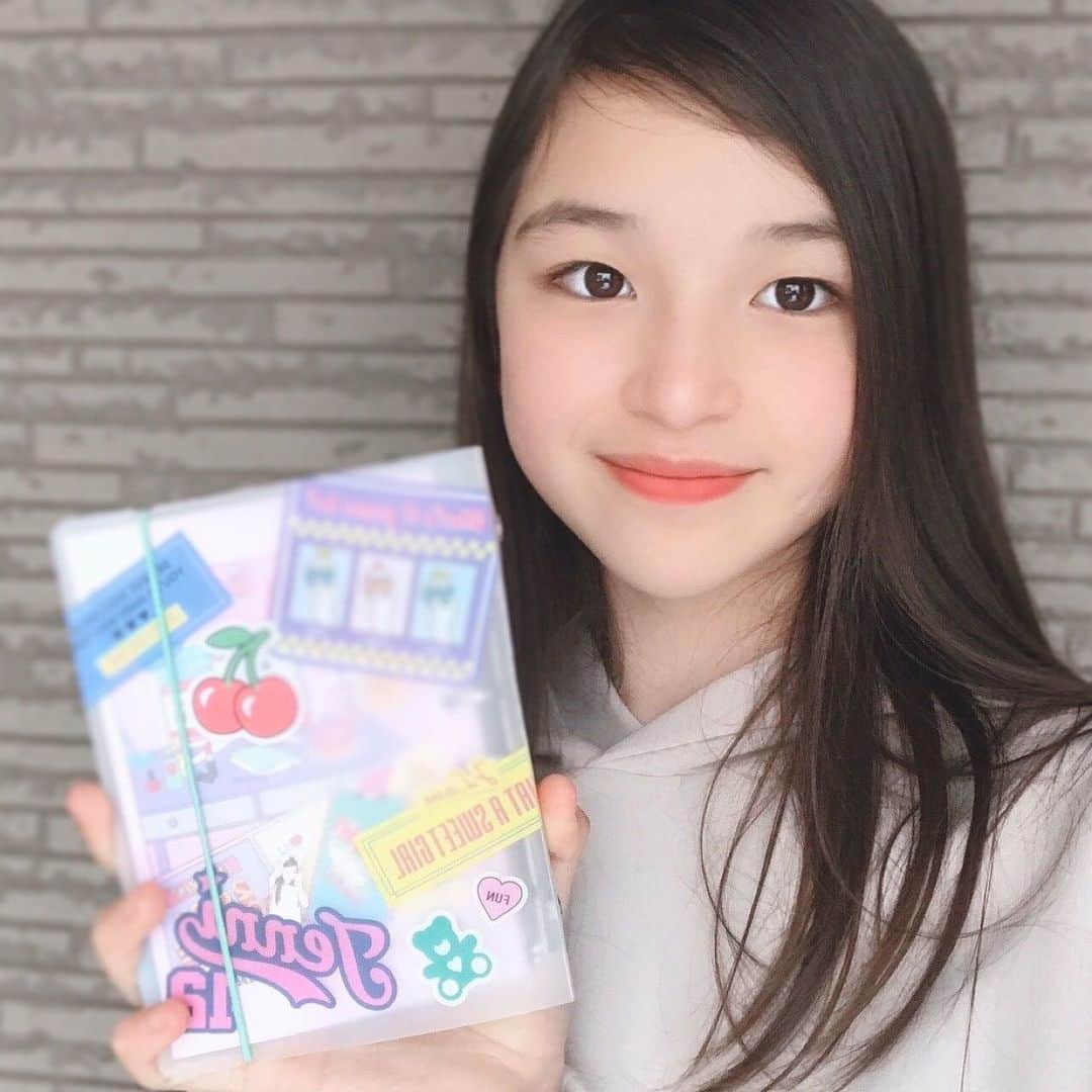ニコ☆プチのインスタグラム：「マリアのふろくの使い方✌🏻 表紙のマリアを探せっ✨😽  聖愛はプリクラをフル活用して賑やかで楽しいスケジュール帳にしてみたよ🥳💕予定に合わせていろんなポーズの聖愛が登場❣️スケジュール帳を見るのが楽しくなるよ✨ 表紙のJENNIのマークにも注目してみてね🔍聖愛がいるよー🧐  #ニコプチ #ニコプチふろく #プチモのふろくの使い方  #ニコプチふろくのある生活  #ジェニィラブ #jennilove #ふろく #浦田聖愛」