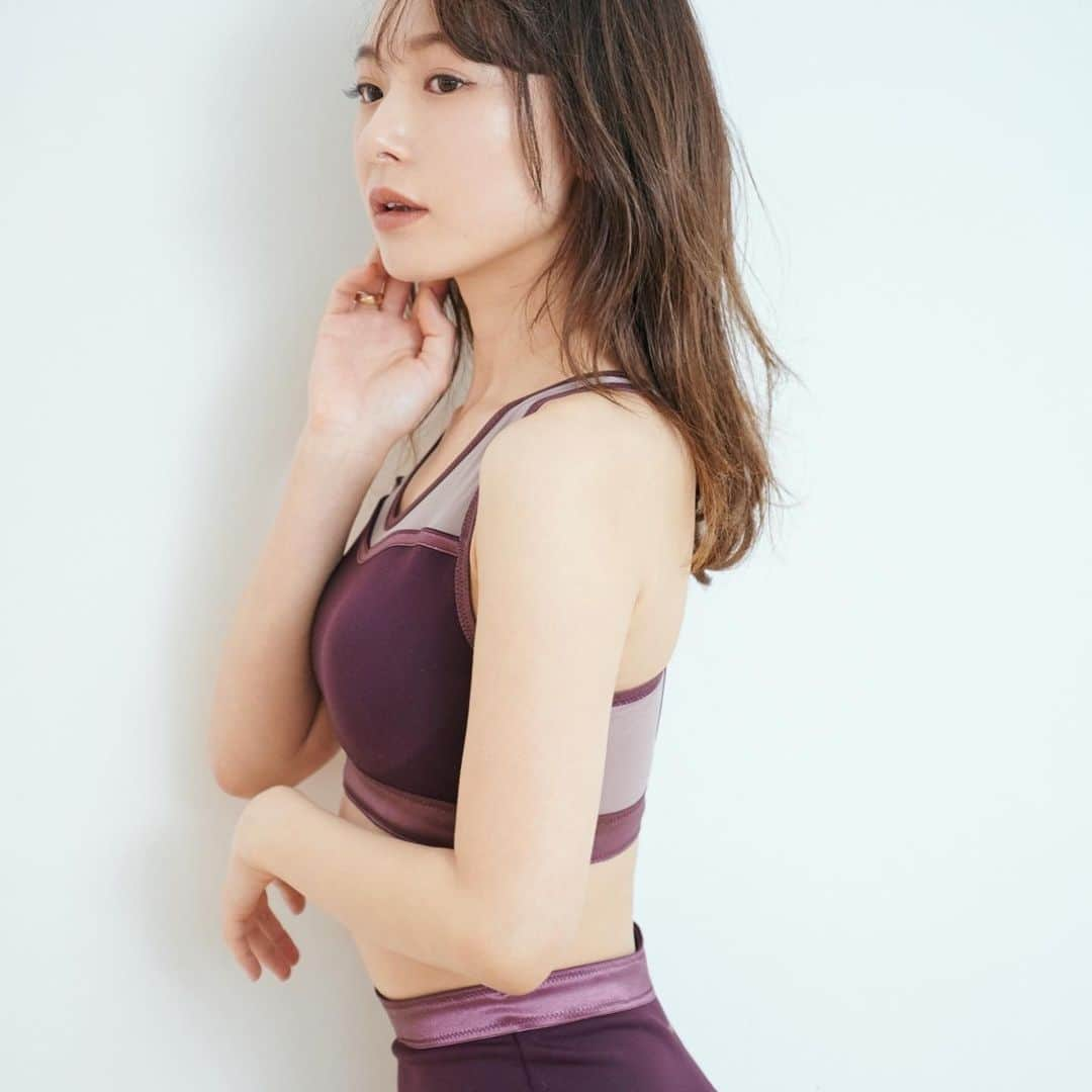 西川瑞希（みずきてぃ）さんのインスタグラム写真 - (西川瑞希（みずきてぃ）Instagram)「【フィットネスウェア登場】オシャレさんにおすすめのダークなパープルカラーのデザイン。いくつもの生地をみながら、ビビッとくる色の組み合わせになるまで何度も作り直しました✨かわいすぎる。。  発売日は2月16日18:00〜💕(2型 各2色展開) @cheriemona_official   どのデザインも調節タイプになっているので自分にあったサイズ感で着ていだけます！上下もセットでの販売になります☺︎  本日サイトにもアップされたので、是非是非発売前にこちらもチェックしてみてください✔️(NEWアクセサリーは本日発売スタートしました)  #cheriemona #newarival #fitnesswear #フィットネスウェア #ジム #トレーニング #ヨガ #スポーツウェア」2月12日 18時39分 - mizuki_nishikawa_