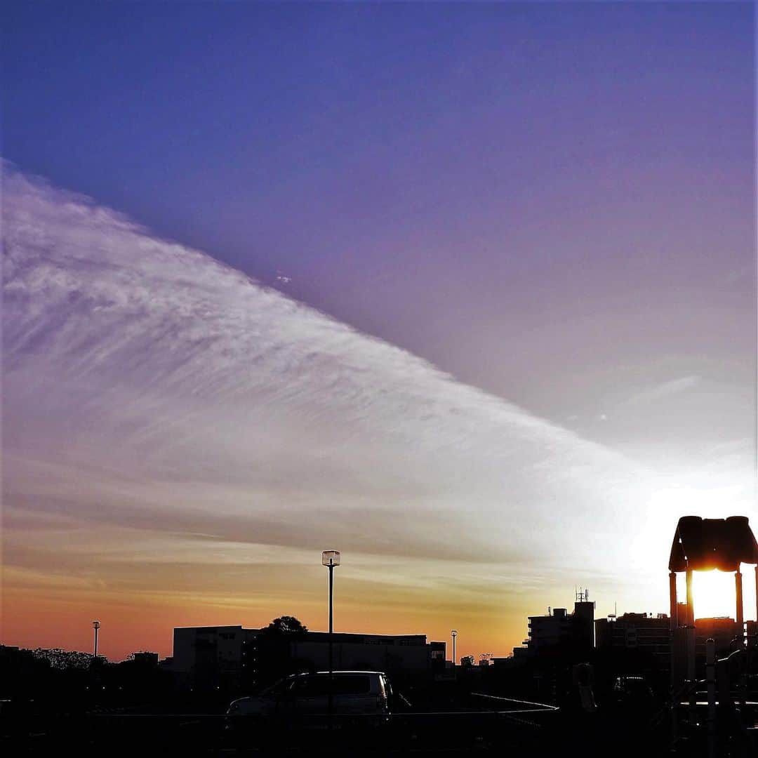 坂崎幸之助さんのインスタグラム写真 - (坂崎幸之助Instagram)「森ケ崎の夕陽☀︎ 100年以上前には鉱泉が発見され賑わった保養地でした♨️ 今は東京の水を再生する我が国最大の施設になってます🤩  #森ケ崎#森ケ崎公園#鉱泉#大森南#大森海岸#旅館#花街#夕陽#夕焼け#黄昏時#日の入り#マジックアワー#雲#ケムトレイル#em1markⅢ#ふるさと東京今昔散歩」2月12日 13時09分 - kohnosukesakazaki